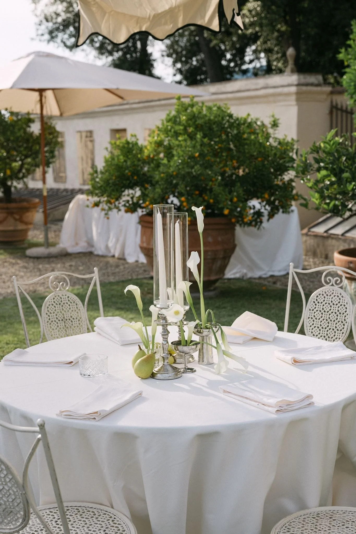 Elegant outdoor dinner setup at Villa Gamberaia