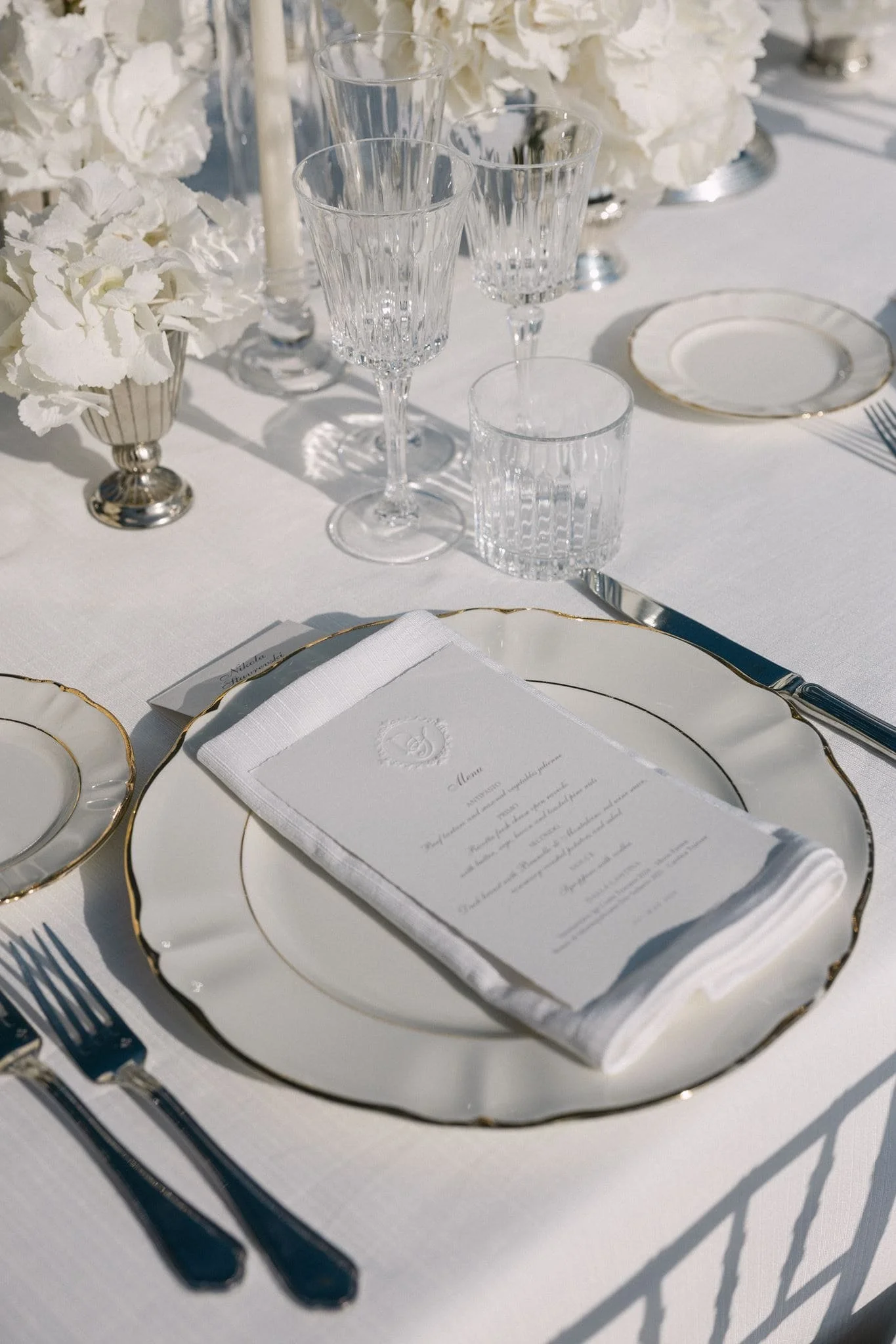 White floral centerpieces for a luxury wedding in Tuscany