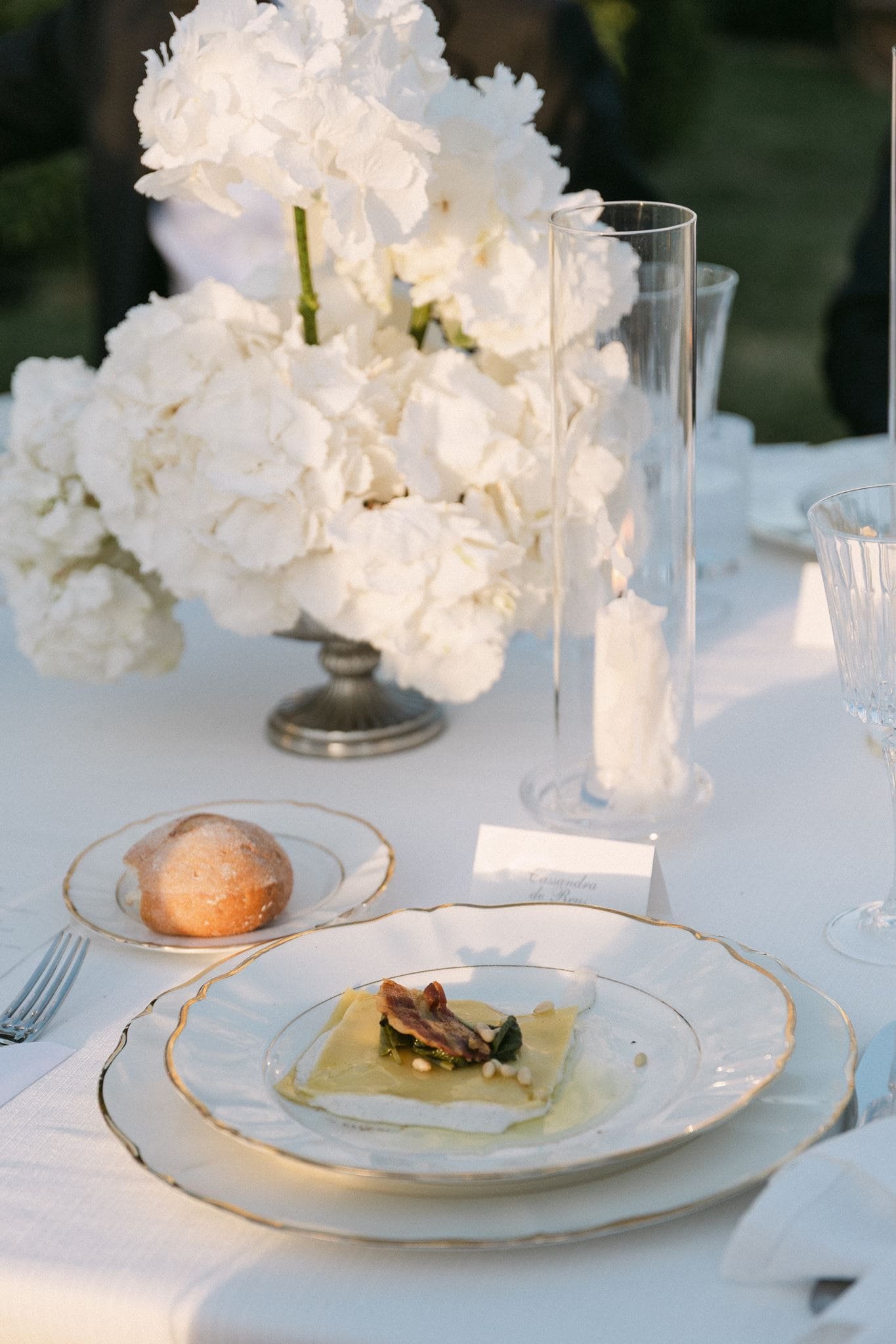White hydrangeas composition for this elegant table set up