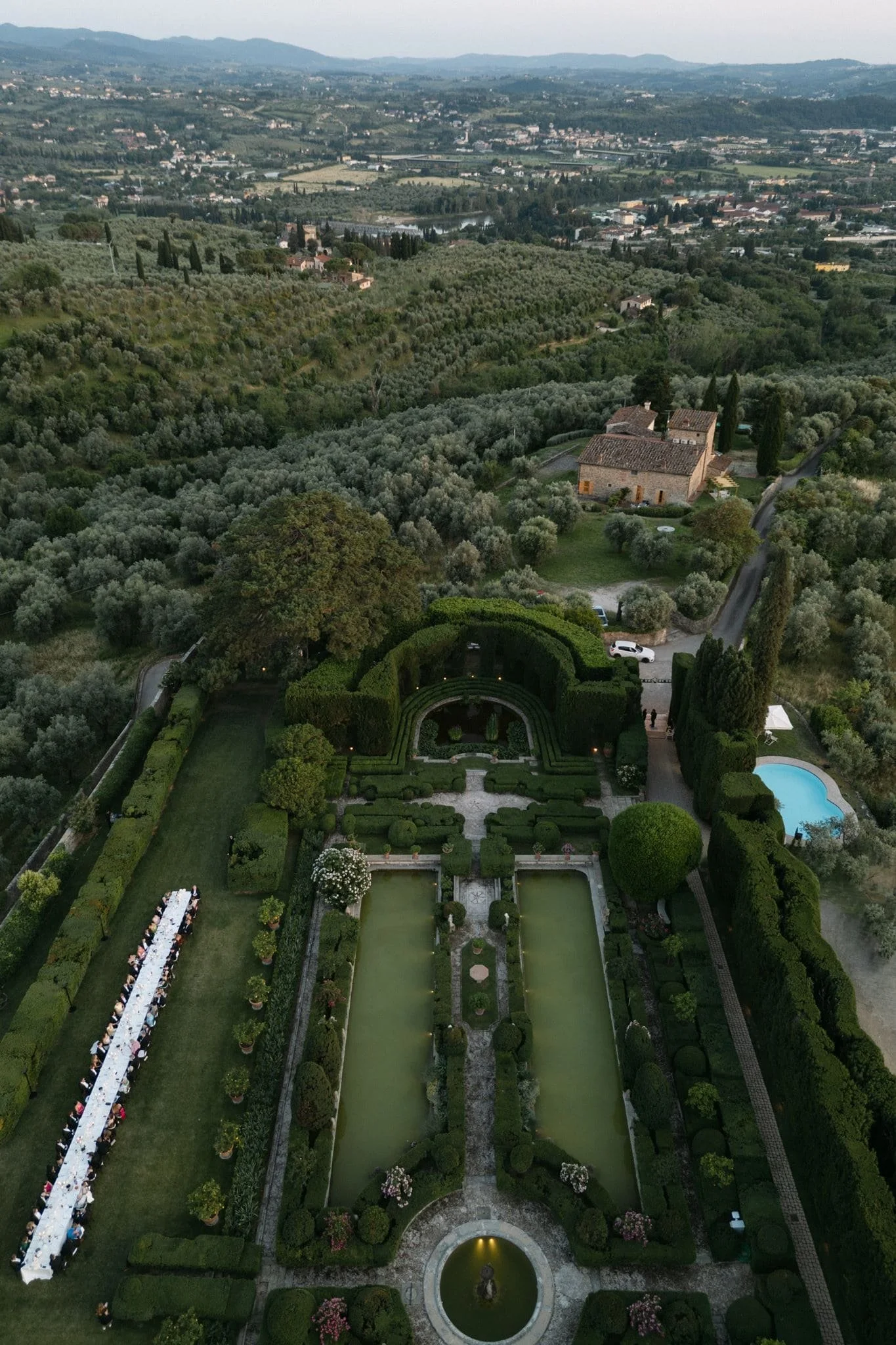 Elegant imperial wedding table at Villa Gamberaia