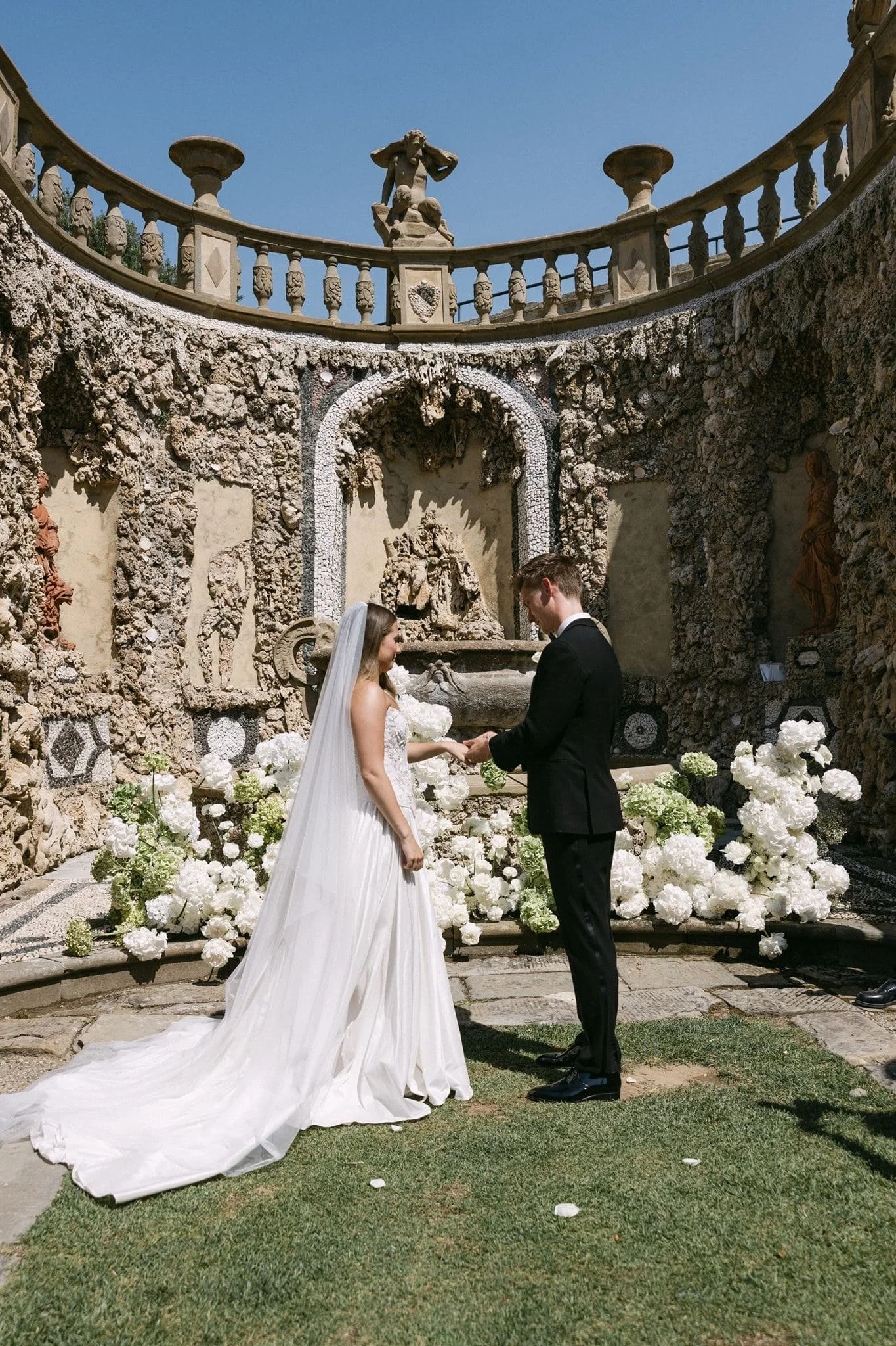 Elegant wedding ceremony at Villa Gamberaia in Tuscany