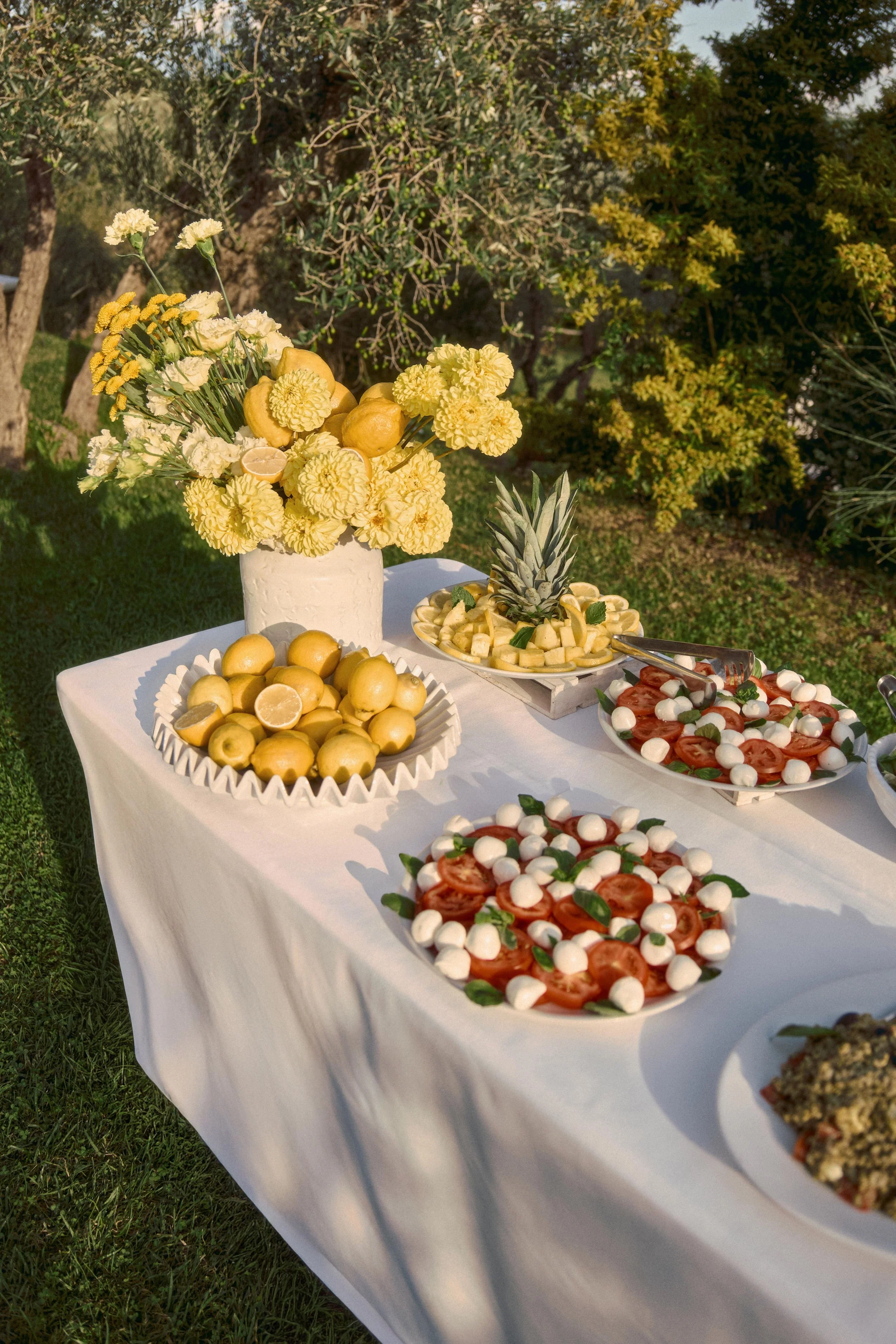 Salad buffet white and yellow decor for their welcome event i Tuscany