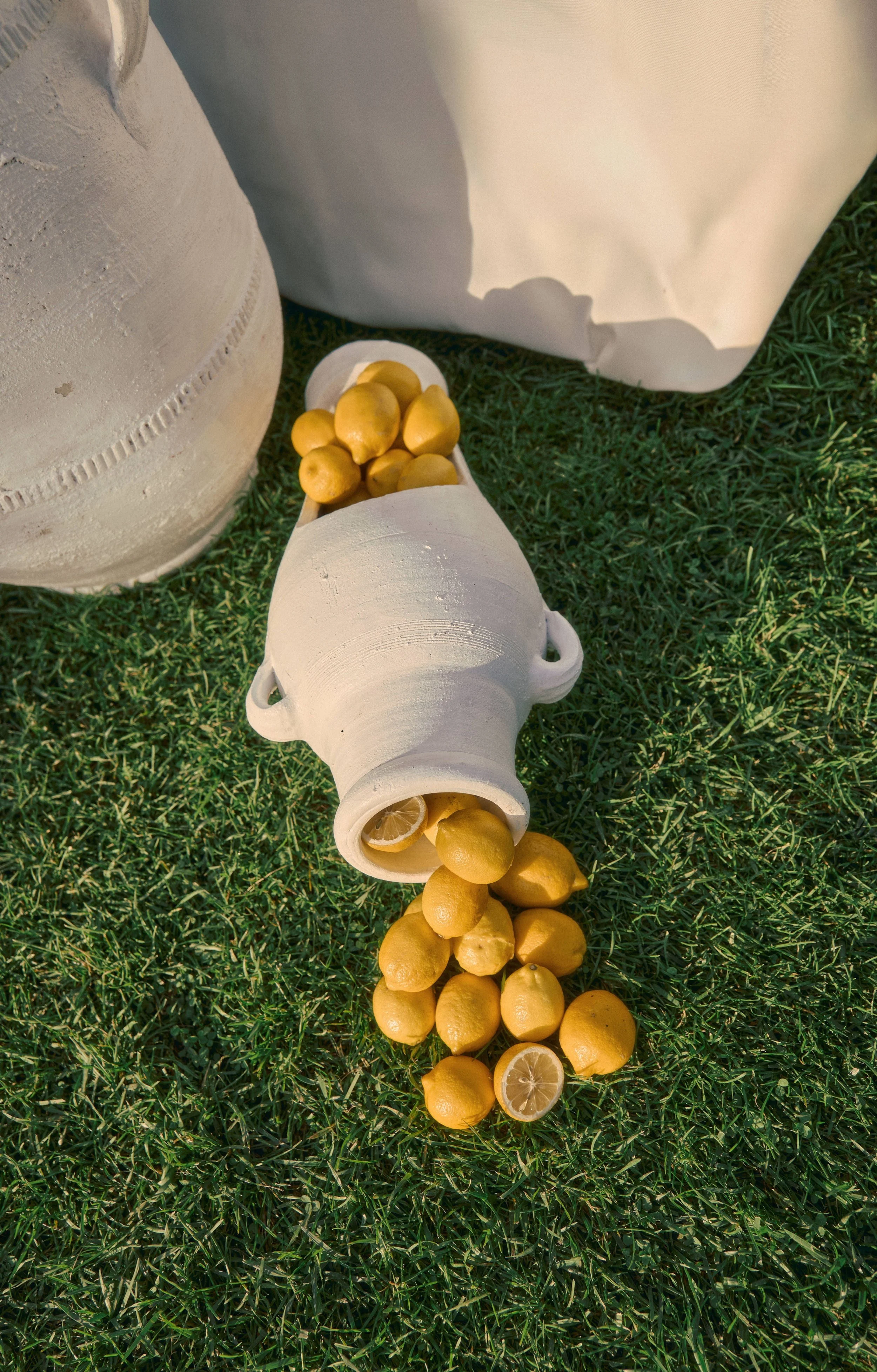 Lemon and vases wedding decor