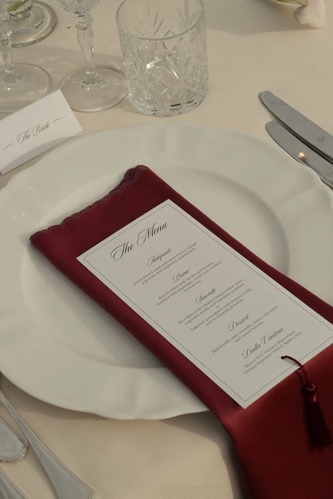 Elegant wedding menu with burgundy details and burgundy napkin