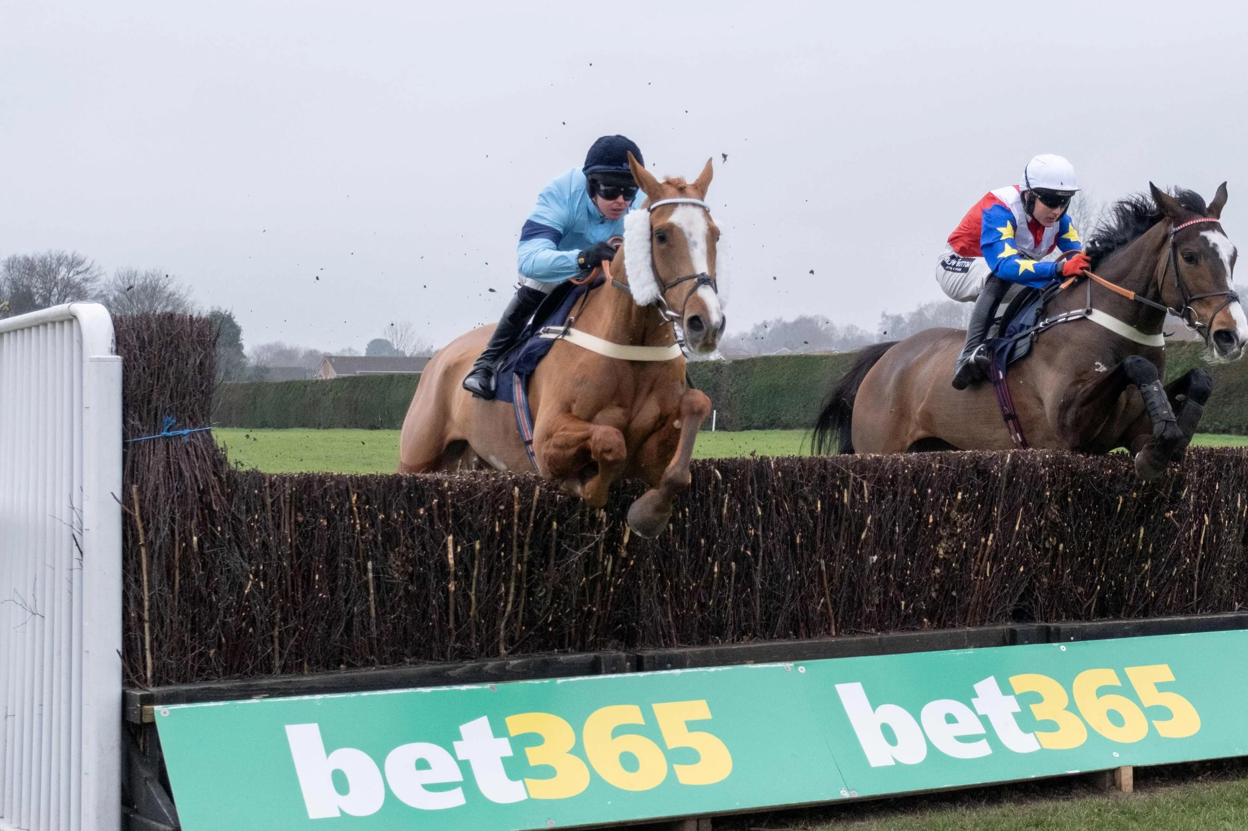 Followcato storms home to clinch the treble at Hereford