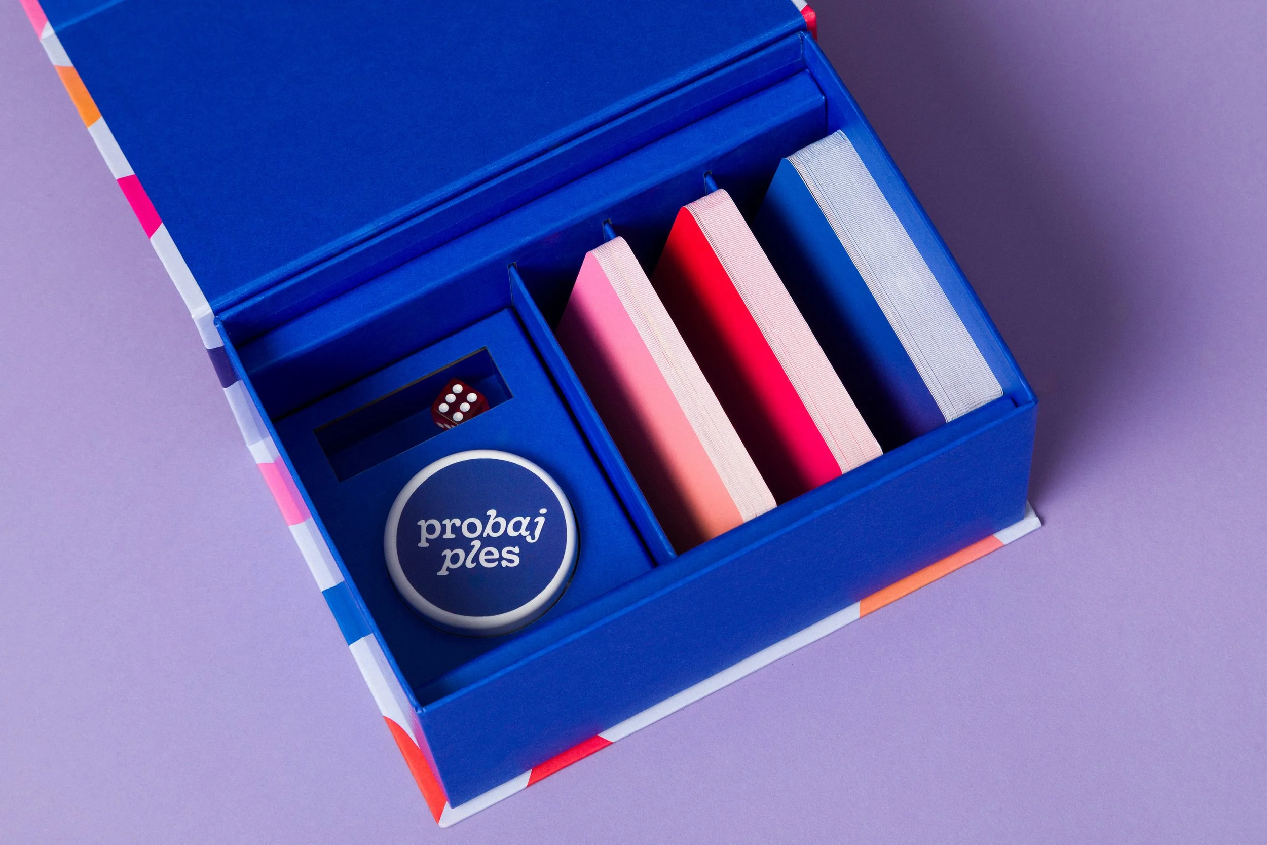 Fotografija društvene igre Probaj ples. Igru je izradila Shooma, dizajnirala Kuna zlatica, i fotografirala Doris Fatur.