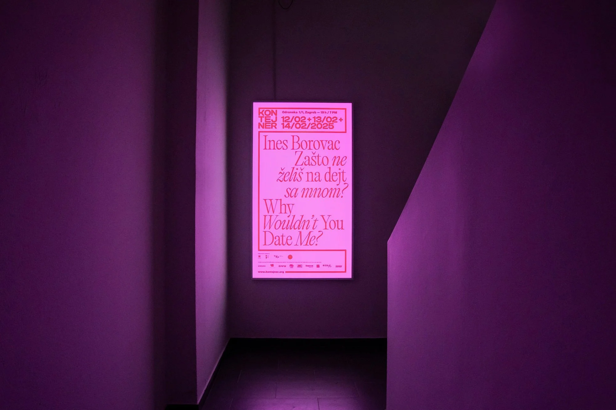 Fotografija digitalnog plakata kod ulaza u Kontejner.