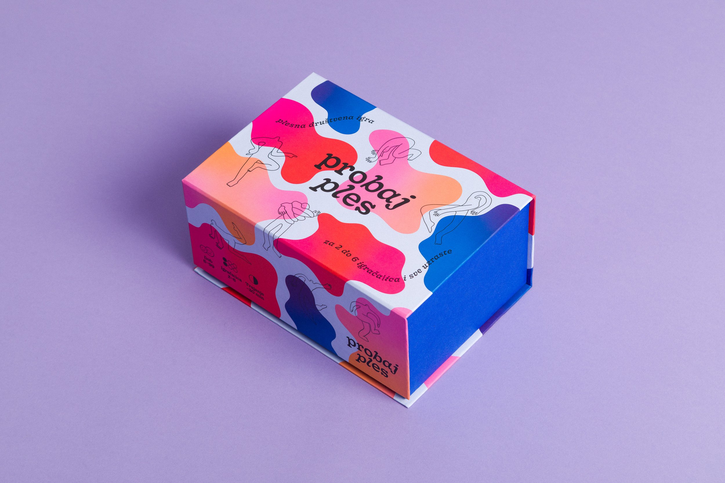 Fotografija društvene igre Probaj ples. Igru je izradila Shooma, dizajnirala Kuna zlatica, i fotografirala Doris Fatur.