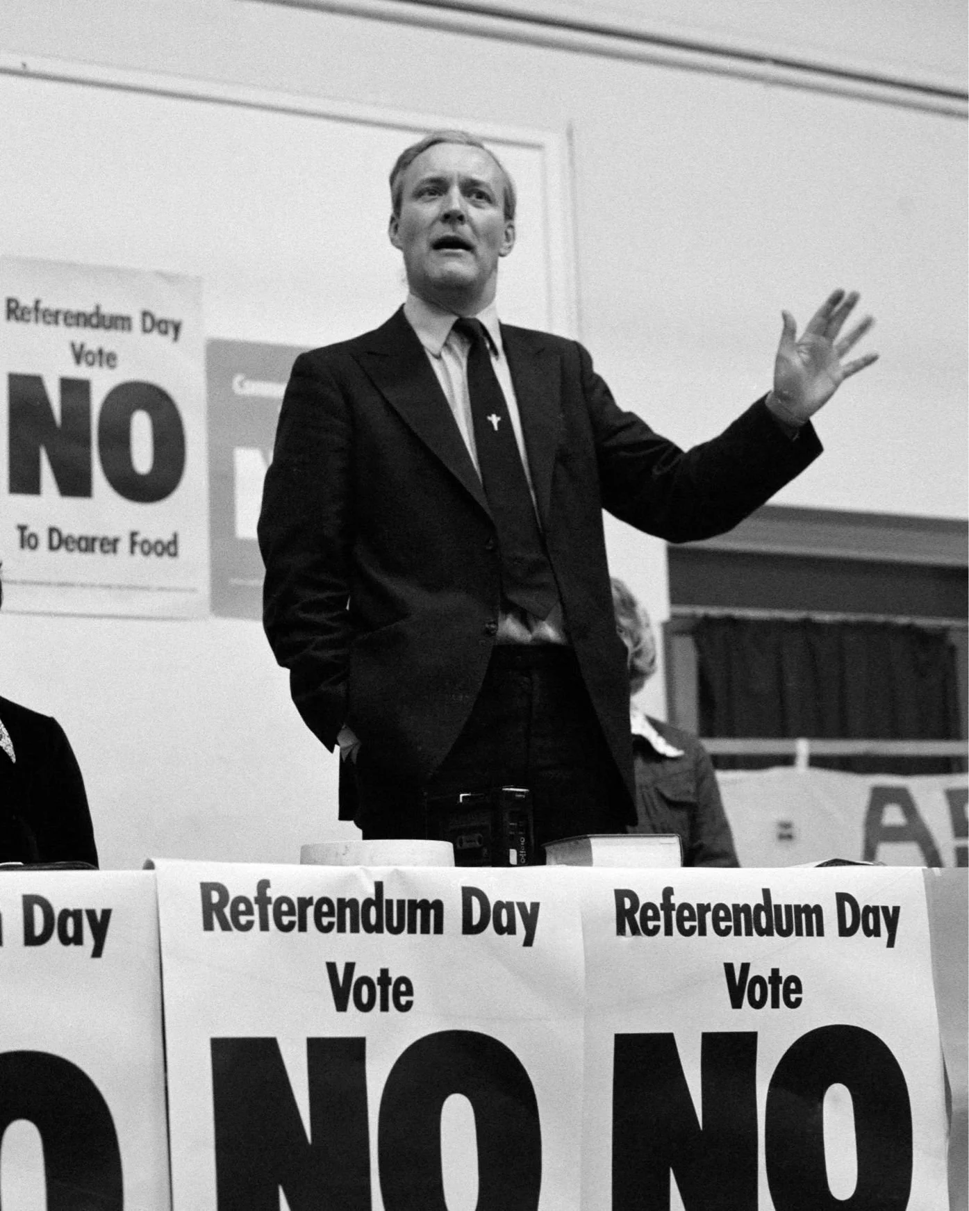Labour MP Tony Wedgewood Benn (1925 - 2014), British politician and writer, speaking prior to the EU referendum vote in London on 3rd June 1975. (Photo by Terence Spencer/Popperfoto via Getty Images) 

#photography #history #politics #referendum #ton