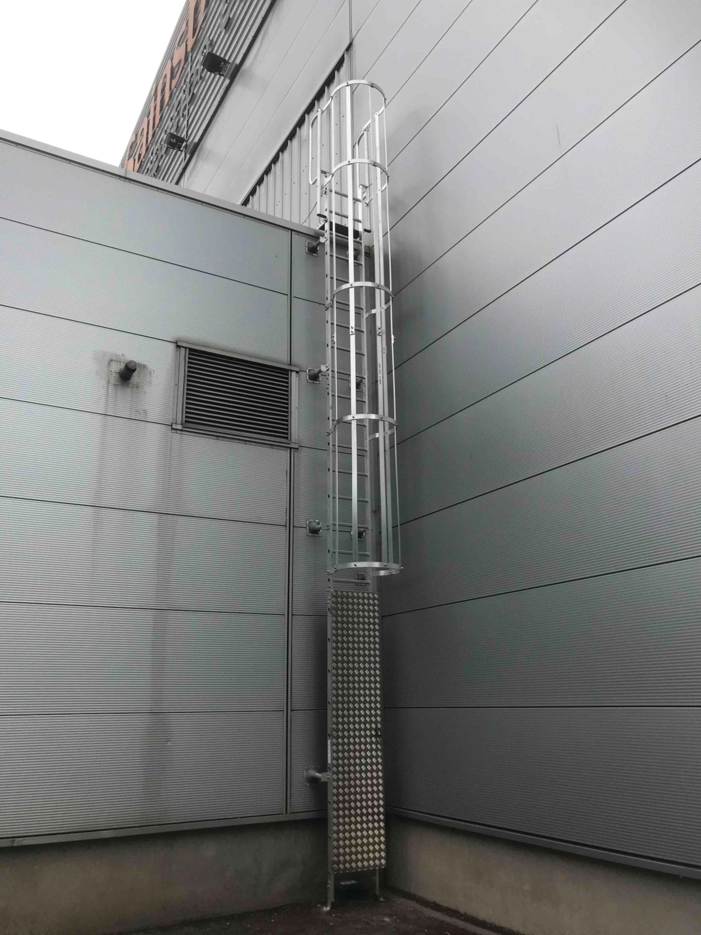 Caged Ladders Fixed Access Ladders with Safety Cages — ALTUS