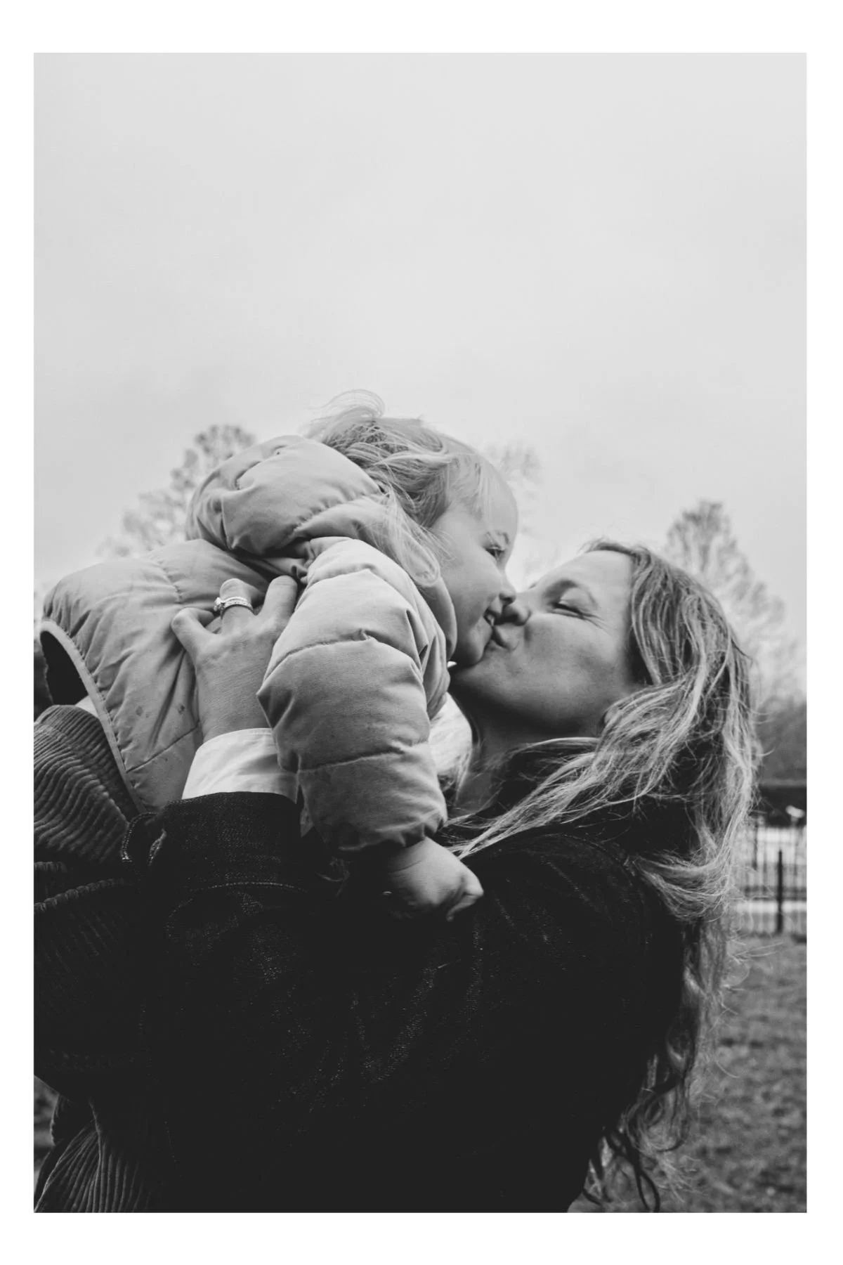 Earlsfield natural family photography: mother and daughter unposed portrait on wandsworth Common, in black and white photo.