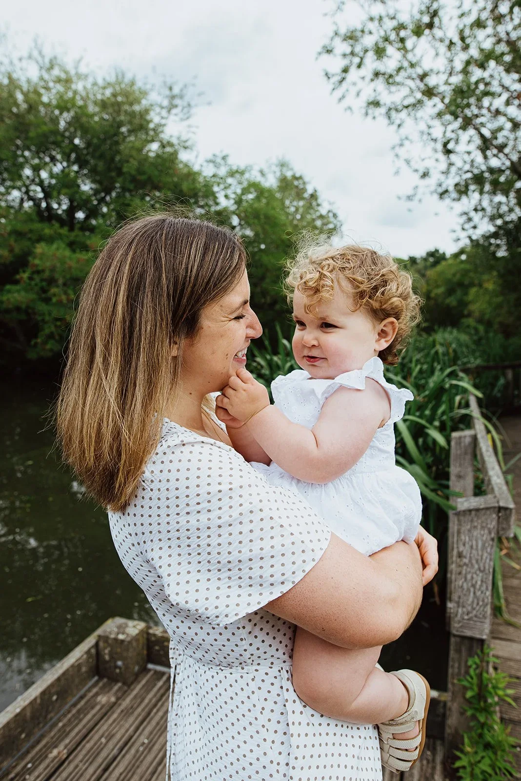 mother-daughter-outdoor-family-photoshoot-wandsworth-common-london.webp