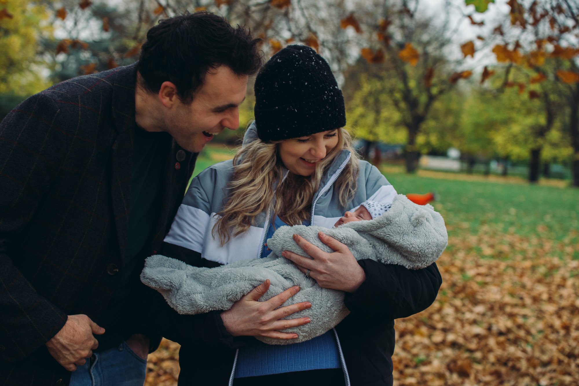 newborn-photography-park-outdoor-photoshoot-brighton-hove-sussex-london-family-photographer-near-me-autumn-leaves-new-parents.jpg