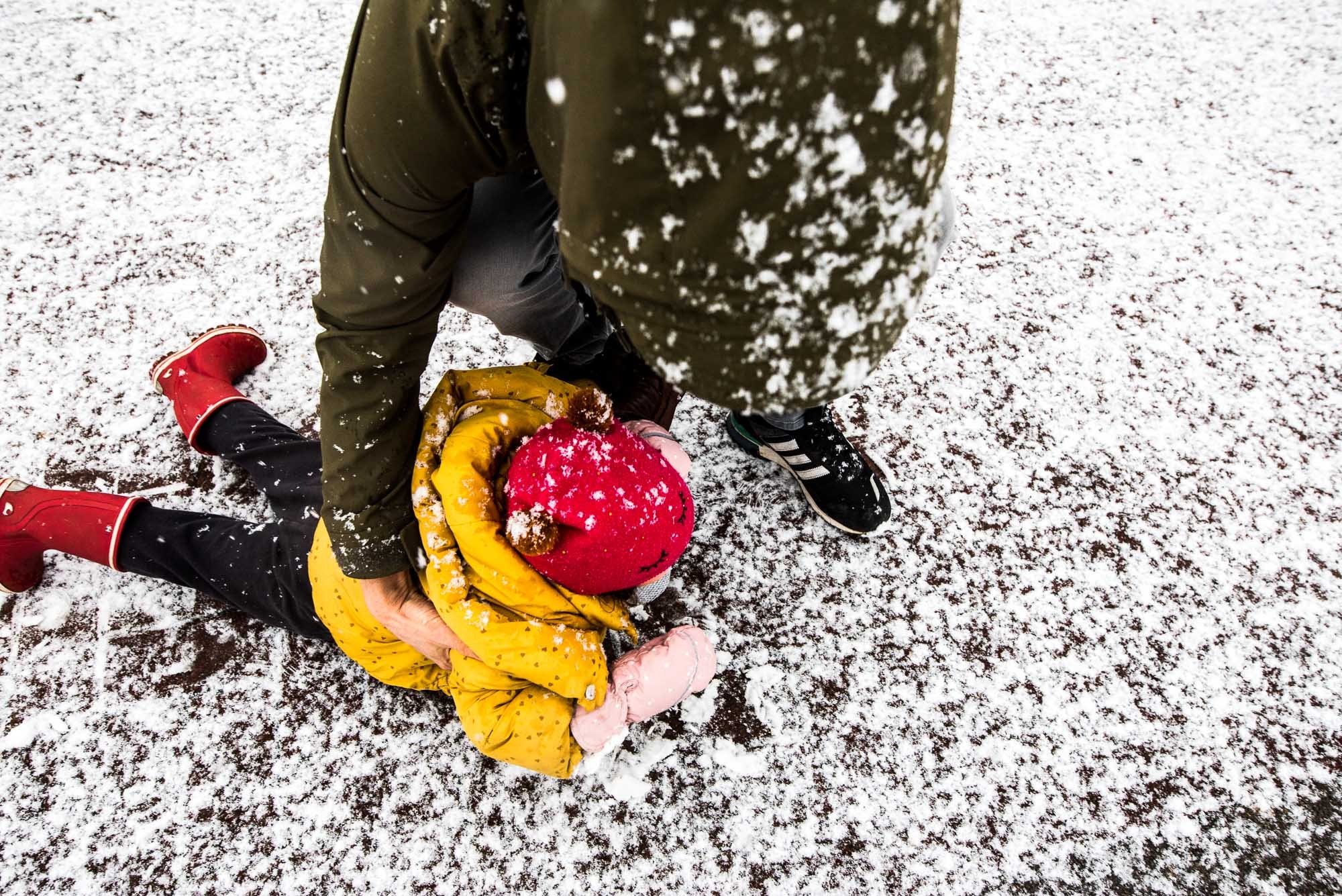 girl-dad-in-snow-family-photography-london-documentary-style.jpg