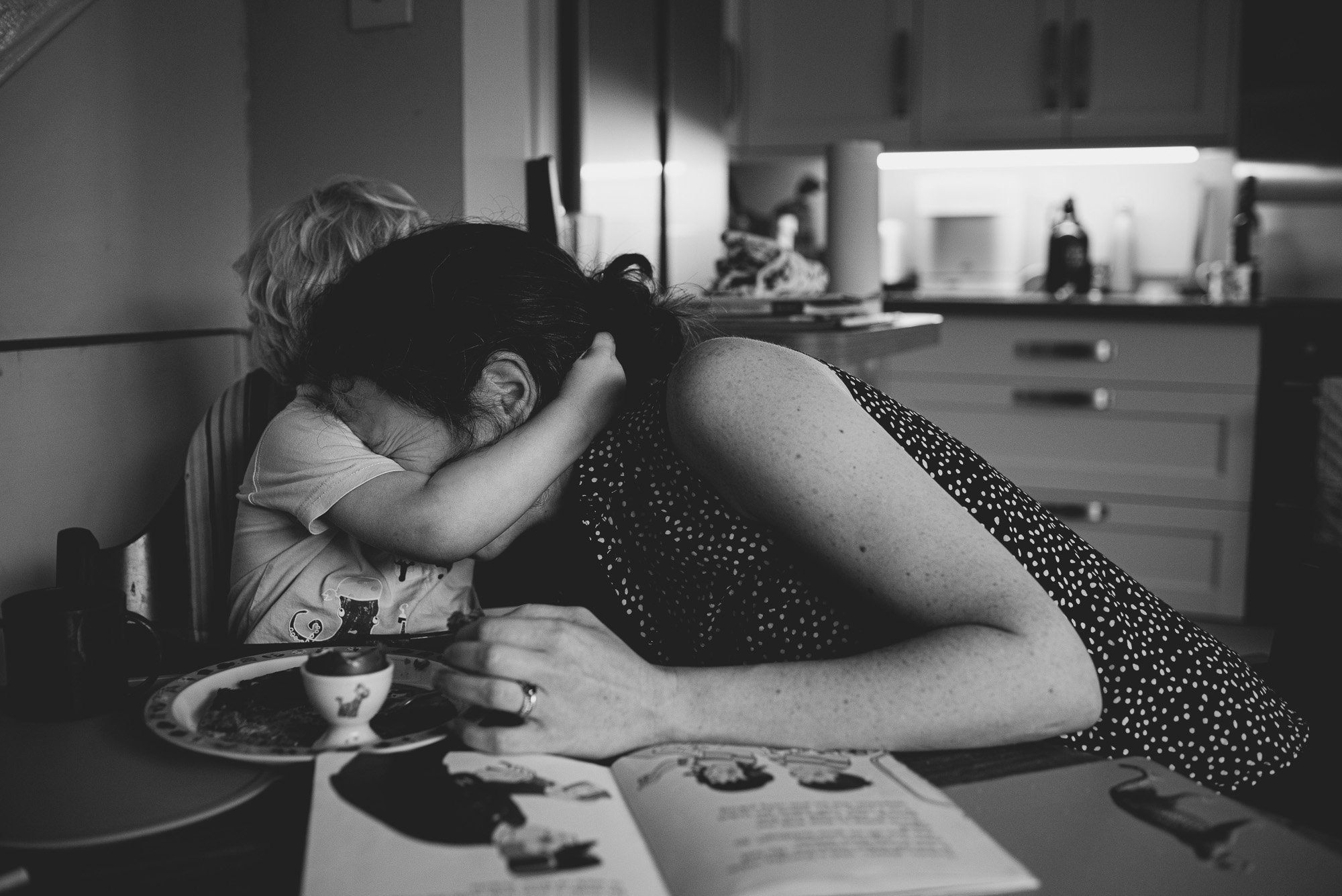 mum-hug-toddler-kitchen-table-lunch-family-documentary-photo-session-brighton-hove-sussex.jpg