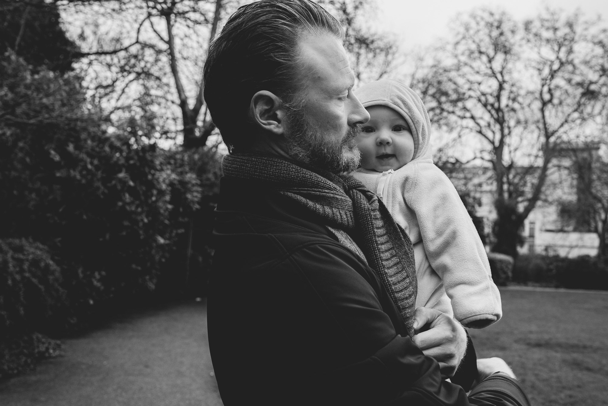 dad-newborn-baby-family-portraits-park-london-belgravia-family-photoshoot-at-home-outdoors.jpg