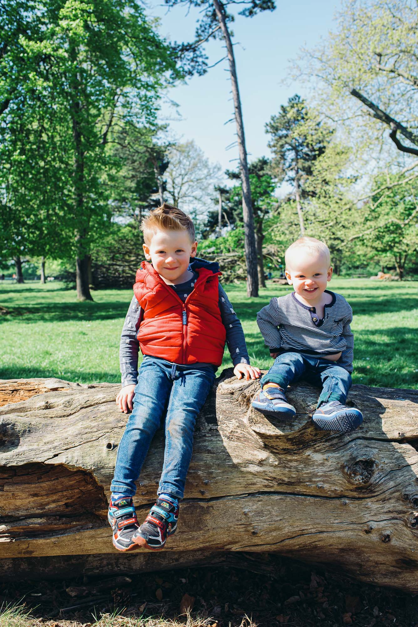 brothers-siblings-portrait-outdoor-family-photoshoot-dulwich-london-children-newborn-family-photographer-south-london.jpg