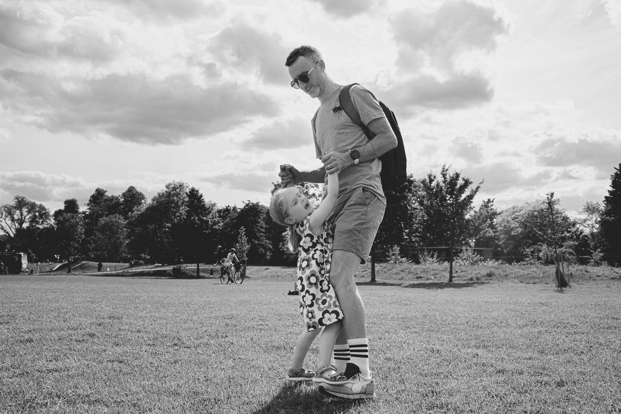 dulwich-family-photographer-natural-portrait-dad-daughter-black-and-white-documentary-family-photography.jpg