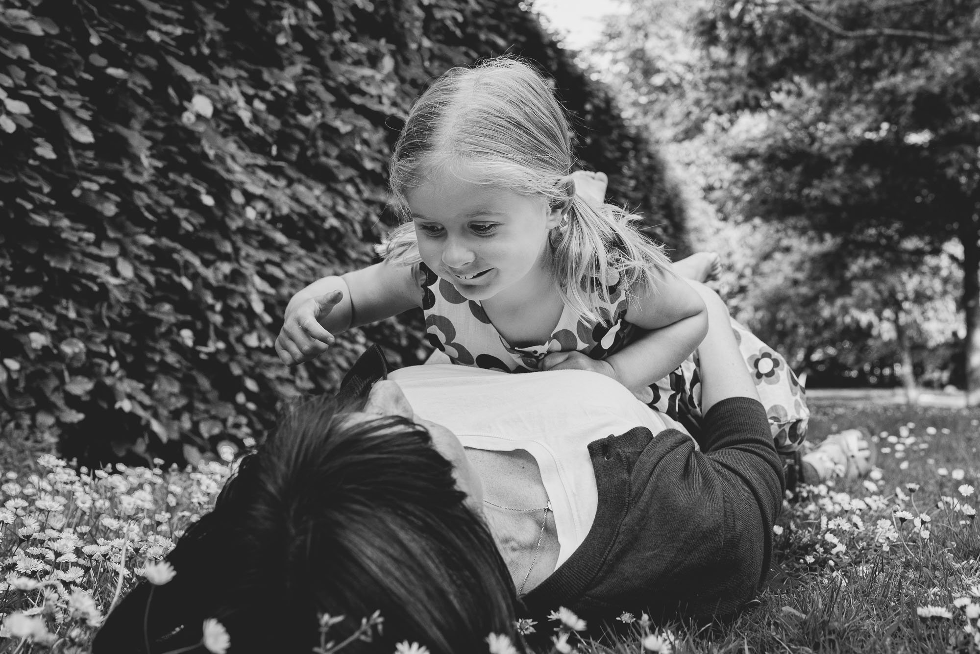 dulwich-family-photographer-black-and-white-portrait-mother-daughter-grass-dulwich-park.jpg