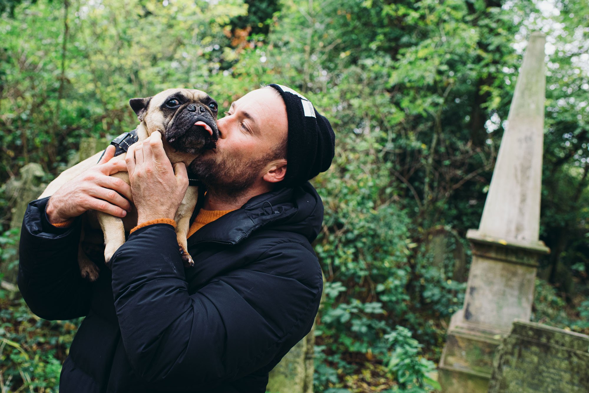 unposed-family-photos-dulwich-dad-dog-nunhead-cemetery-london.jpg