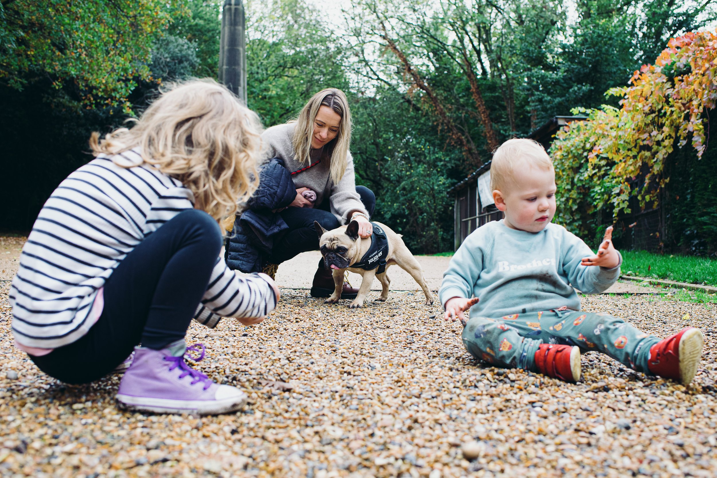 mother-children-dulwich-family-photography-unposed-dog-outdoor-family-photoshoot-nunhead-cemetery.jpg
