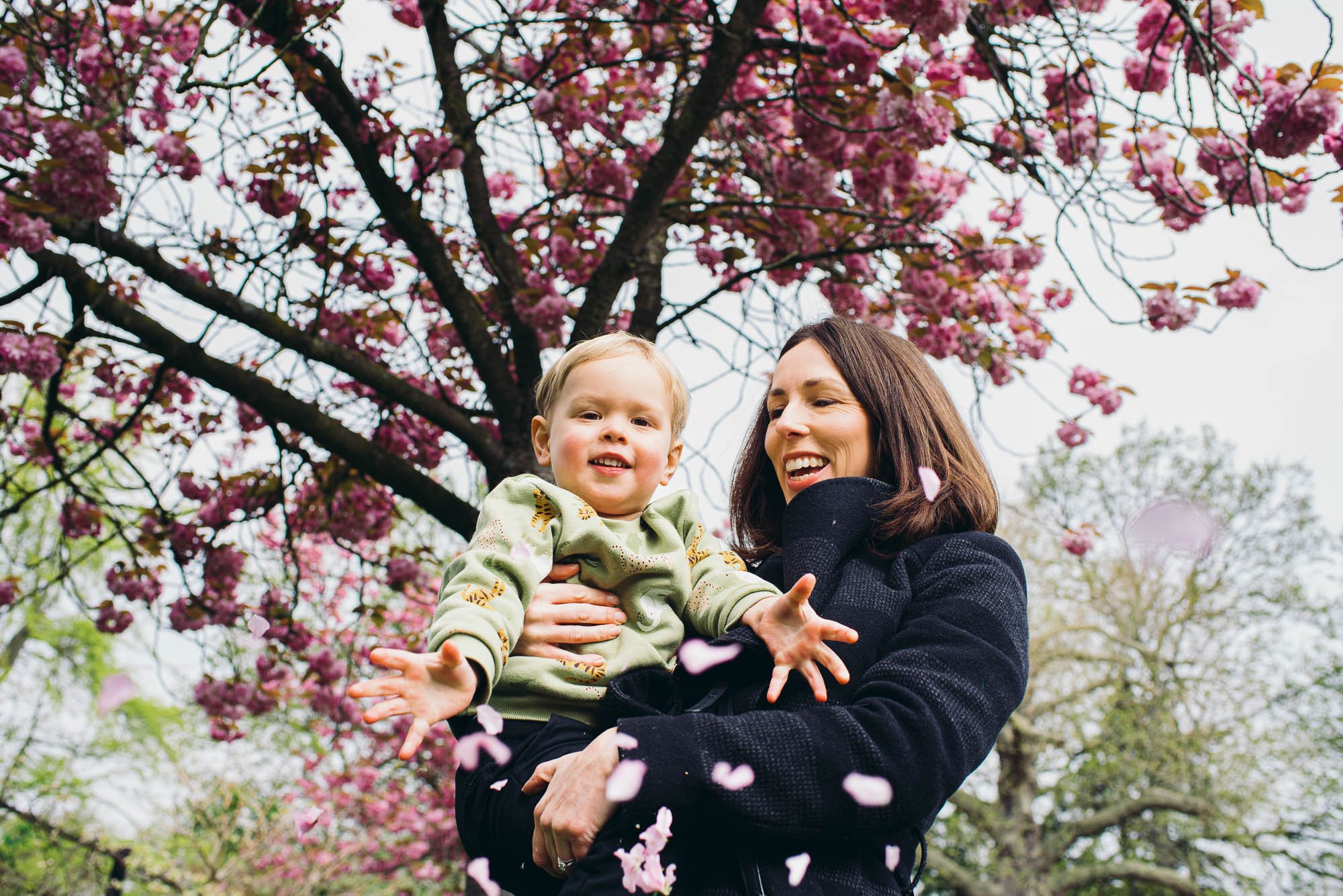 family-mini-shoot-park-blossom-spring-mum-son-natural-family-photo-outdoors.jpg