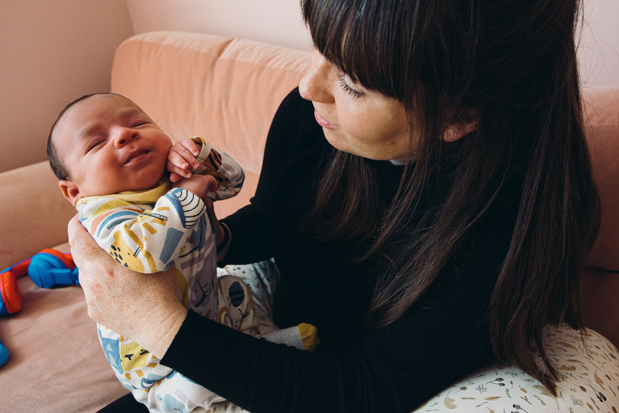 natural-newborn-photographer-relaxed-at-home-session-mum-newborn-son-sofa-at-home-sussex-brighton-hove.jpg