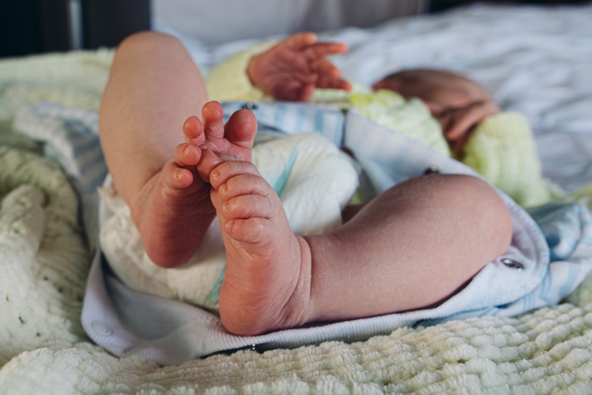 newborn-baby-tiny-feet-detailed-shot-newborn-photography-at-home-unposed-hassocks-sussex.jpg