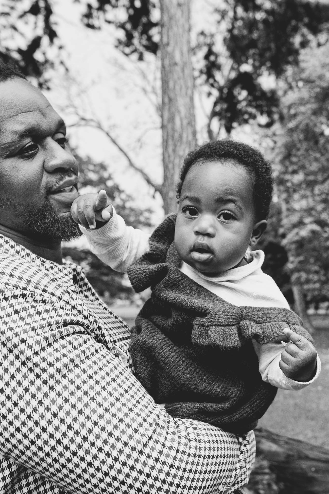 family-photographer-east-dulwich-peckham-rye-black-and-white-family-portrait-dad-daughter.jpg