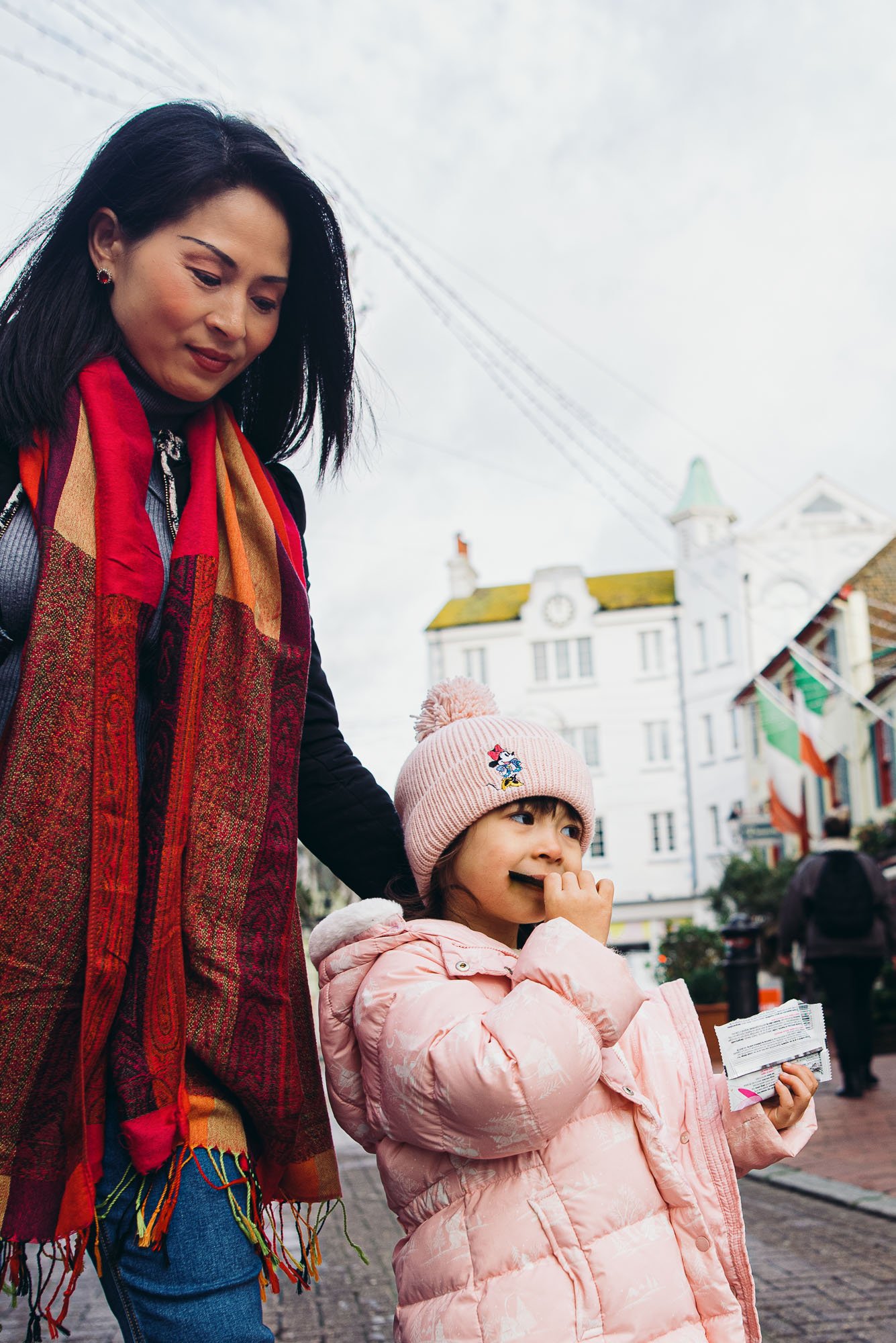 mother-daughter-portrait-natural-unposed-brighton-hove-sussex-winter-day-lanes-girl-eating-snack.jpg