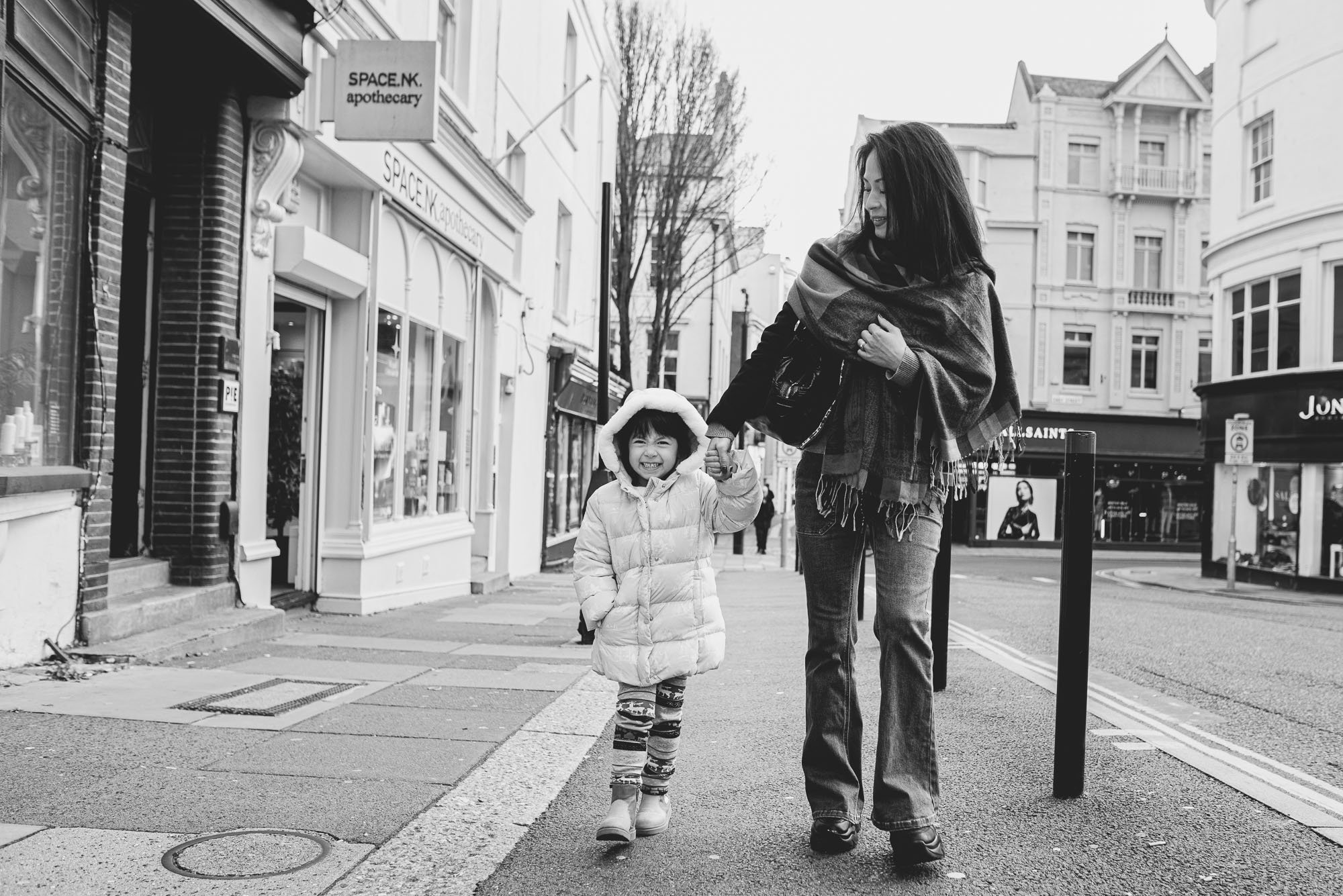 documentary-family-photographer-brighton-hove-lewes-worthing-lancing-sussex-natural-family-photos-black-and-white-portrait-mum-and-daughter-brighton-lanes.jpg