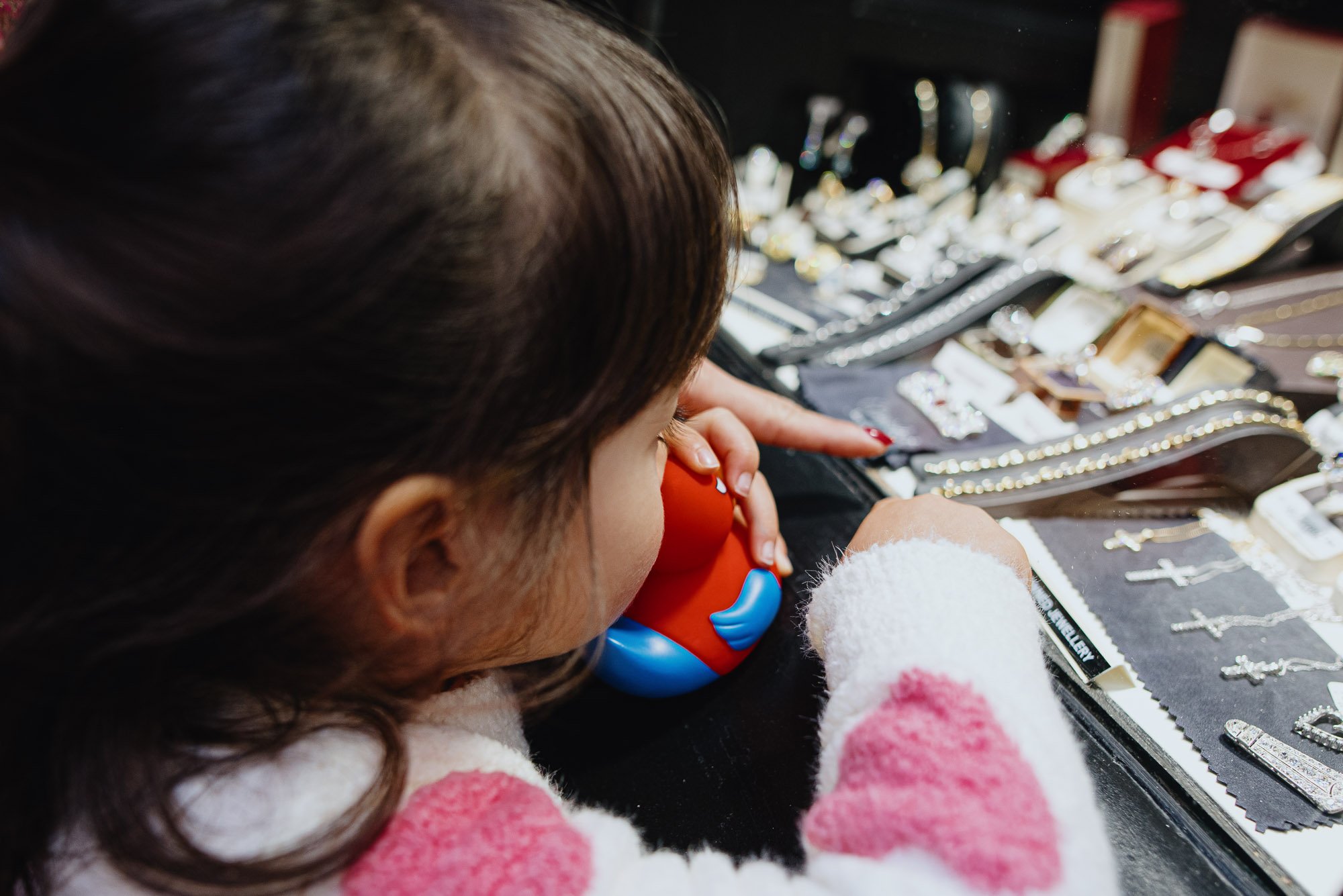 girl-looking-at-jewelry-brighton-lanes-with-dad-natural-family-photographer-documentary-family-photoshoot-sussex.jpg