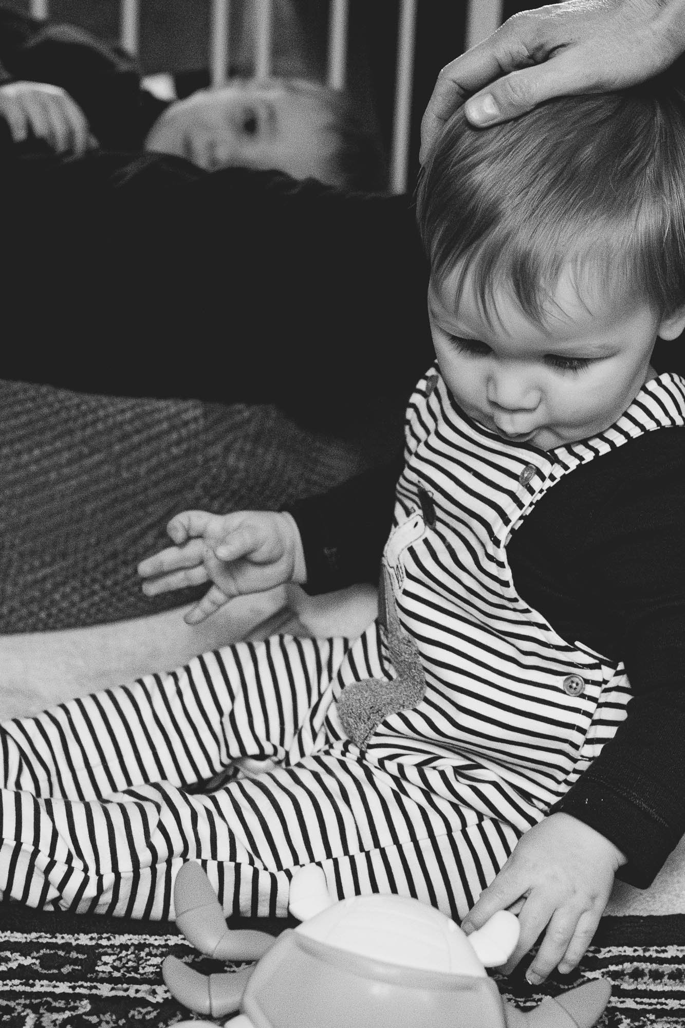 first-birthday-photoshoot-at-home-london-reportage-birthday-boy-and-sibling-black-and-white.jpg