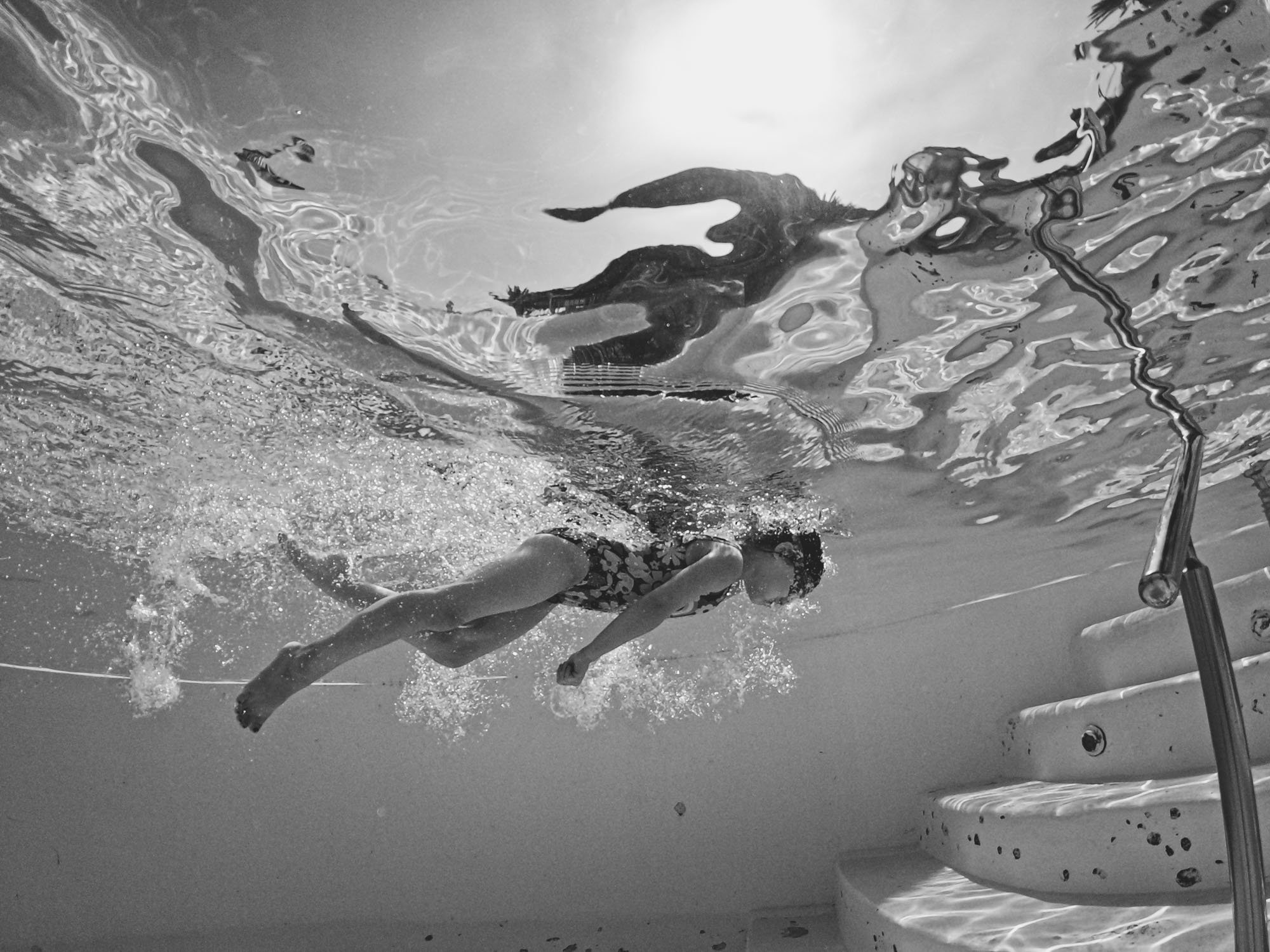 underwater-portrait-girl-swimming-black-and-white-documentary-family-photography-brighton-hove-worthing-lewes-west-wittering.jpg