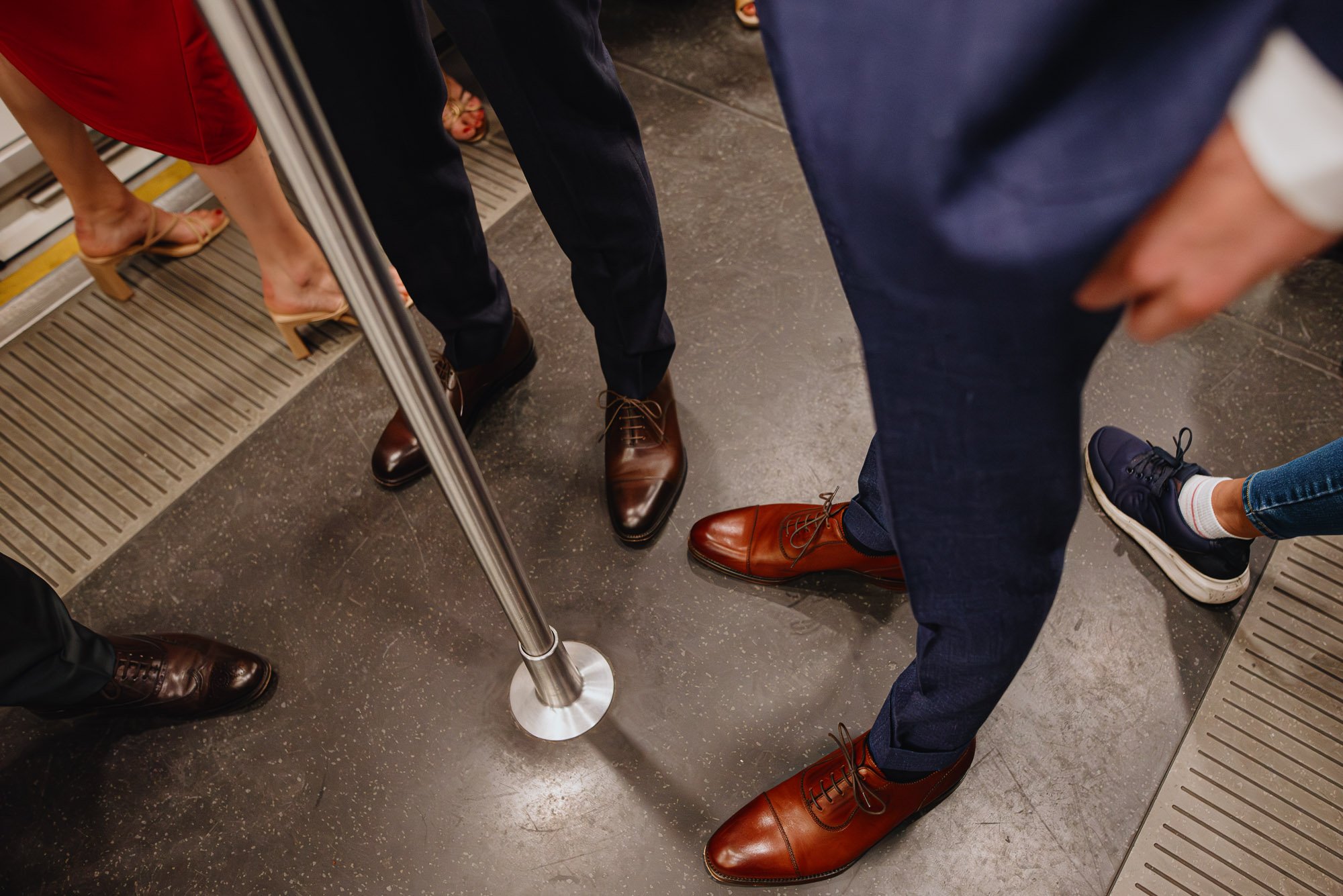 london-underground-wedding-guests-shoes-wedding-photos-reportage-style.jpg