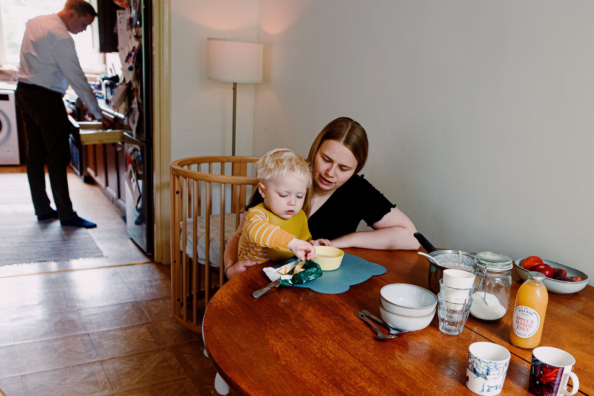 family-breakfast-porridge-dad-kitchen-unposed-family-portraits-documentary-dulwich-forest-hill-herne-hill-london.jpg