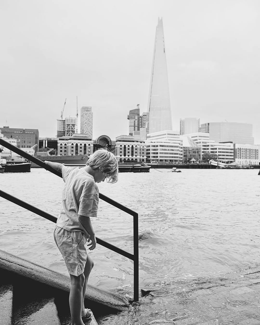 ✨ London through Belgian eyes 🇧🇪📸
I had the chance to photograph a Belgian family on their London vacation and to do the whole session in Dutch, my mother tongue.
We crossed Tower Bridge with the city all around us, found a quiet spot for portr