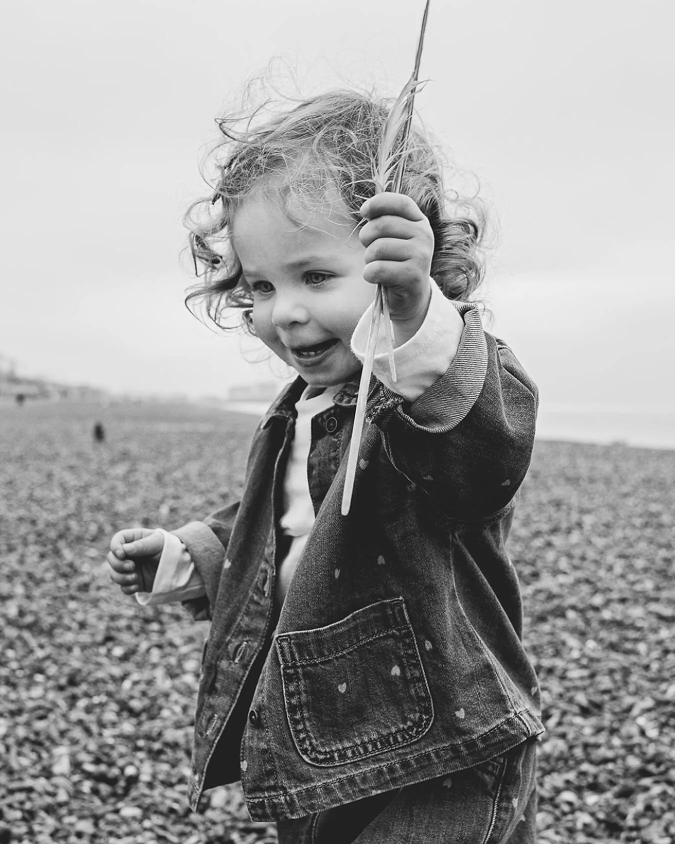 Colder days are coming, but beach sessions aren&rsquo;t over! I love photographing families this time of year, when the light softens and Brighton Beach is less crowded. ☺️💛

#BrightonPhotographer #FamilyPhotographer #BrightonBeach #hoveactually #Au