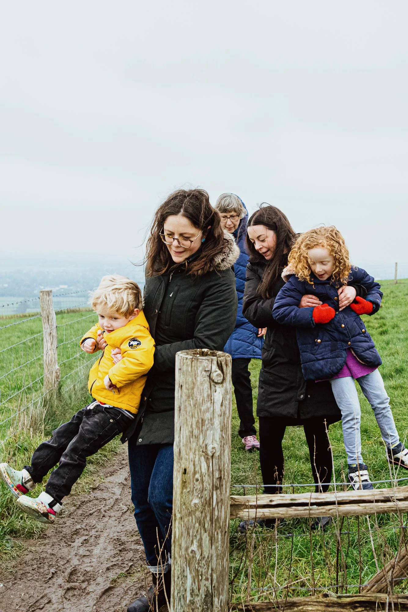 horsham-family-photographer-walk-south-downs-natural-family-photos-hassocks-burgess-hill-butchers-wood.jpg