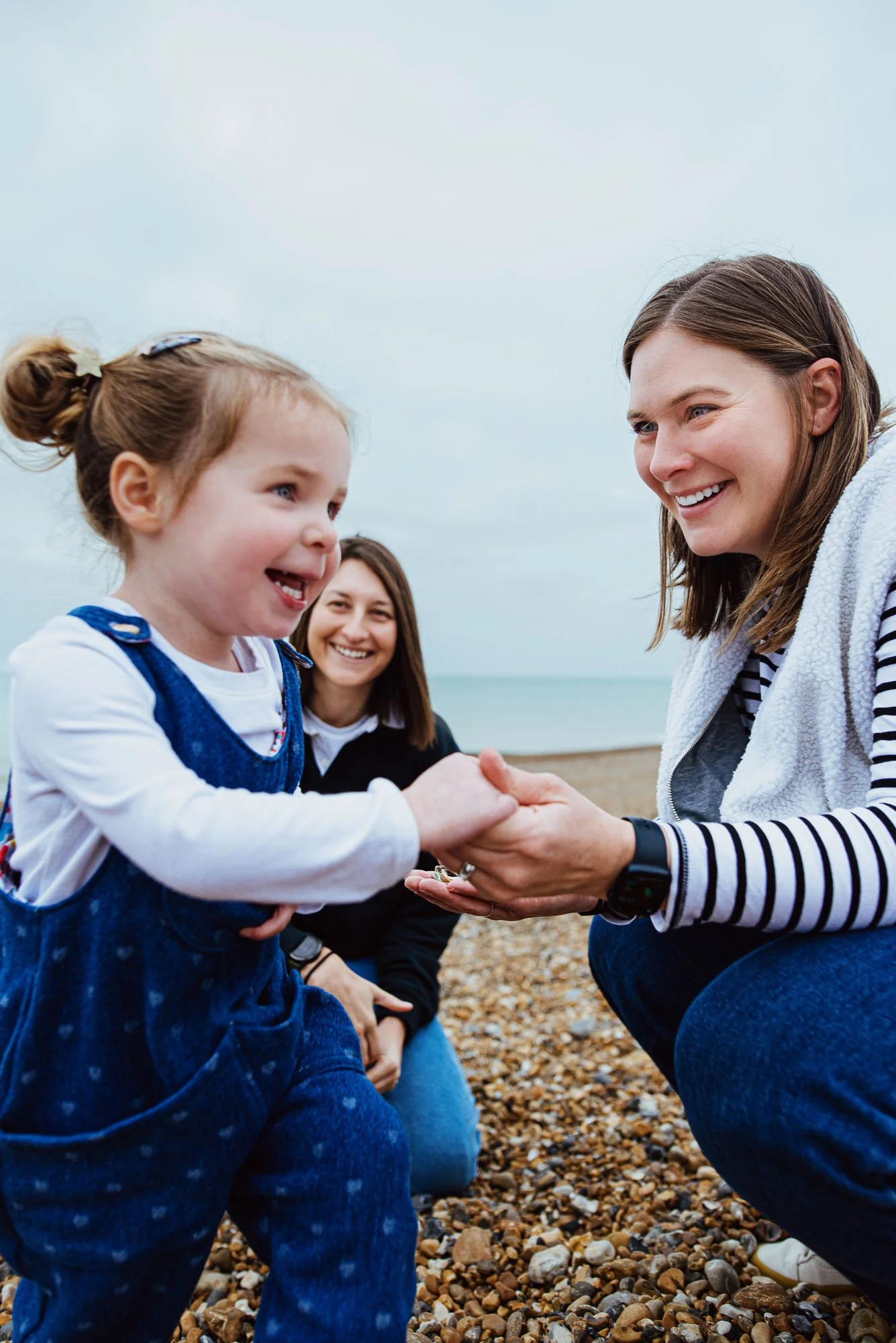 natural-family-photography-brighton-beach-mothers-daughter-smiling-unposed-family-portraits-sussex-hove.jpg