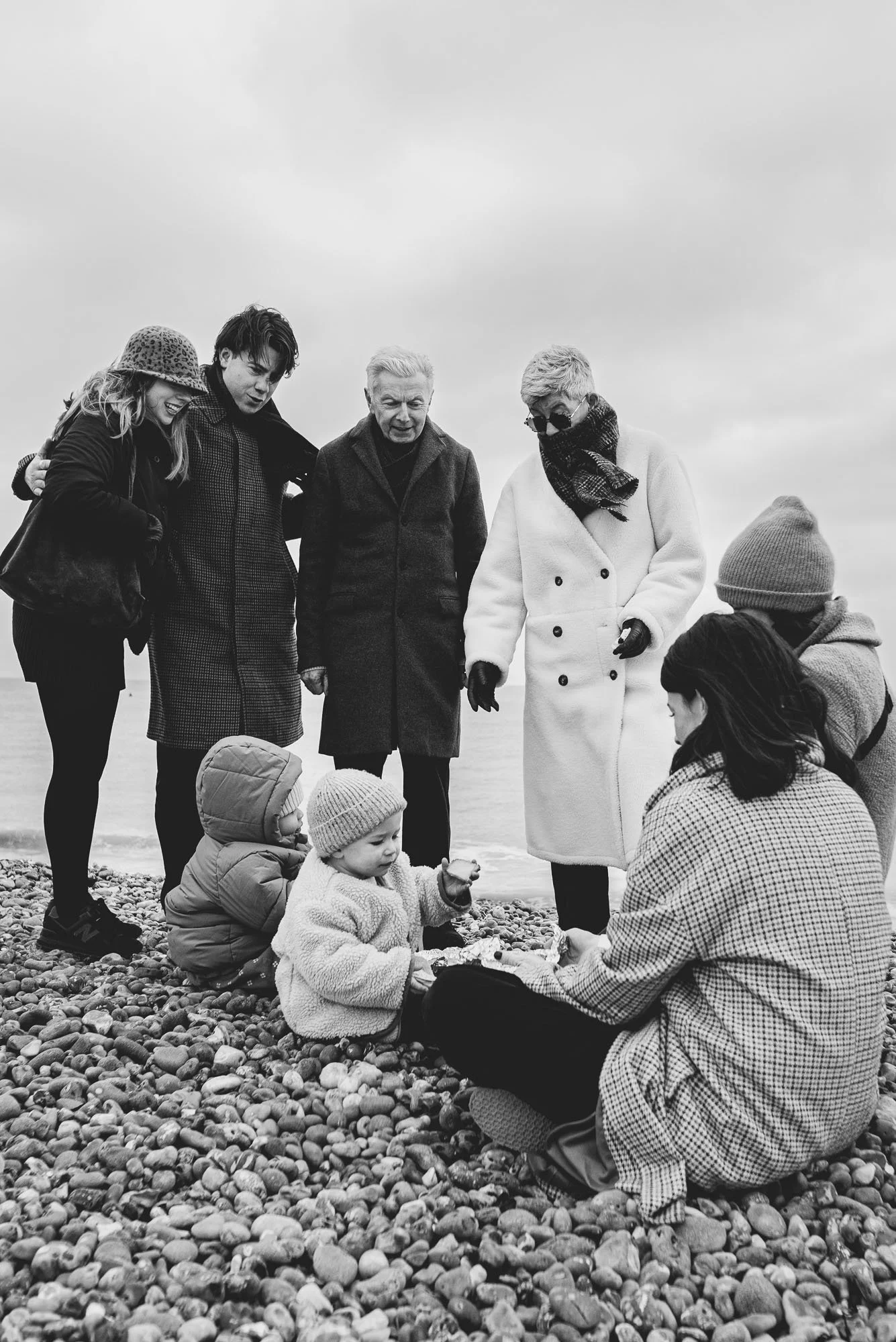 family-photoshoot-brighton-beach-winter-pebbles-sea-unposed-black-and-hite-sussex.jpg