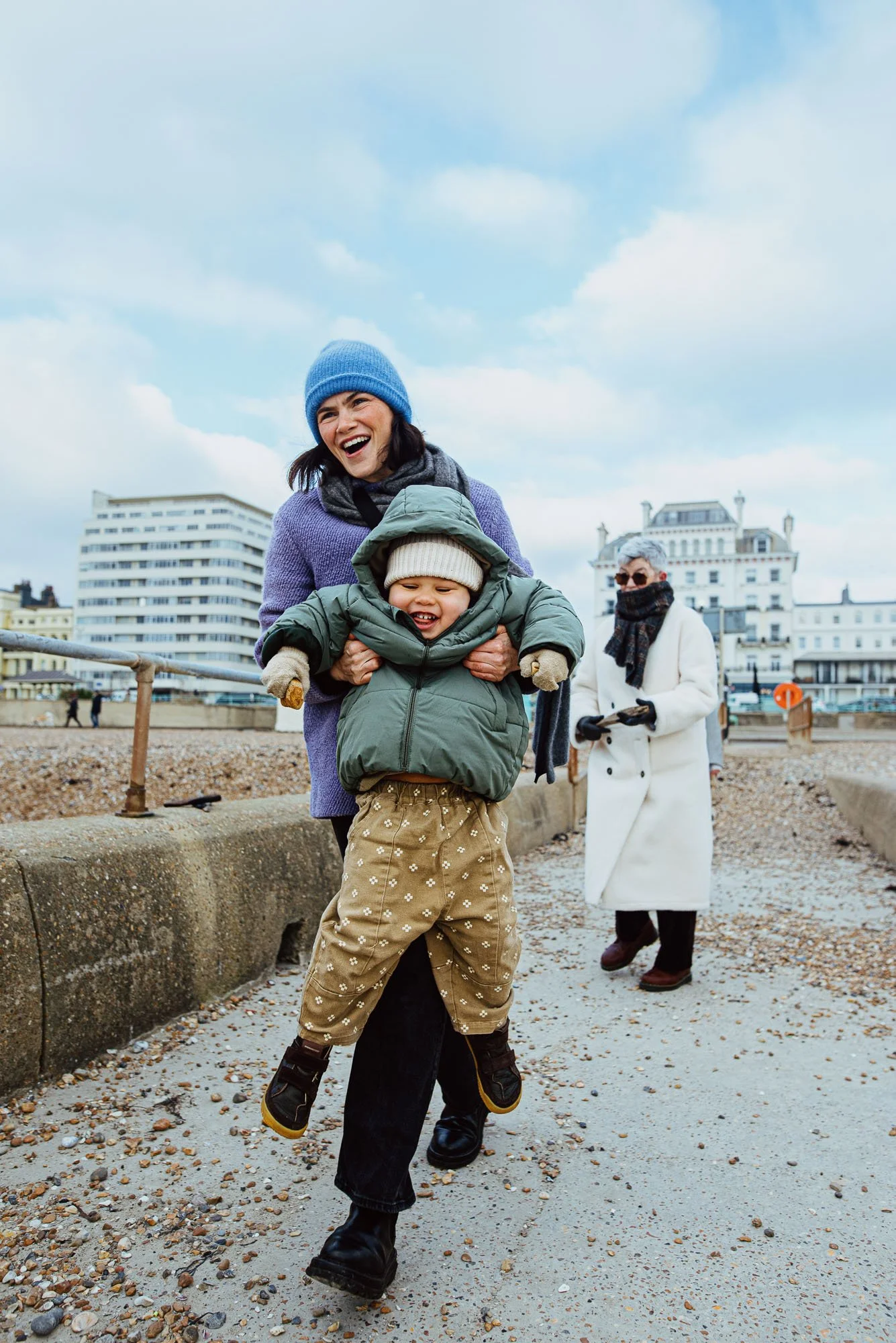 brighton-beach-candid-family-photoshoot-sussex-mother-child-pier-winter.jpg