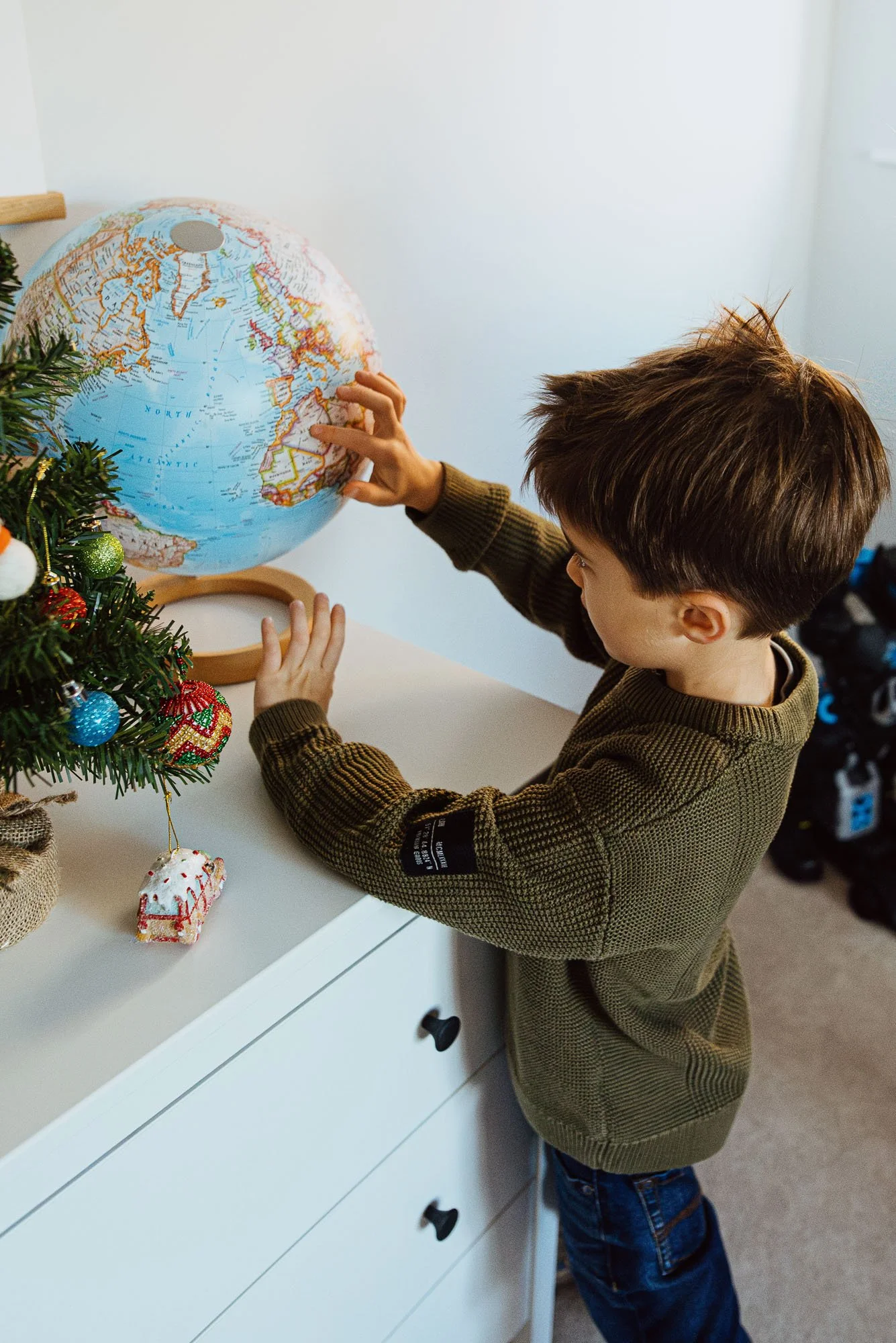 boy-globe-unposed-documentary-family-photography-surrey-family-photography.jpg