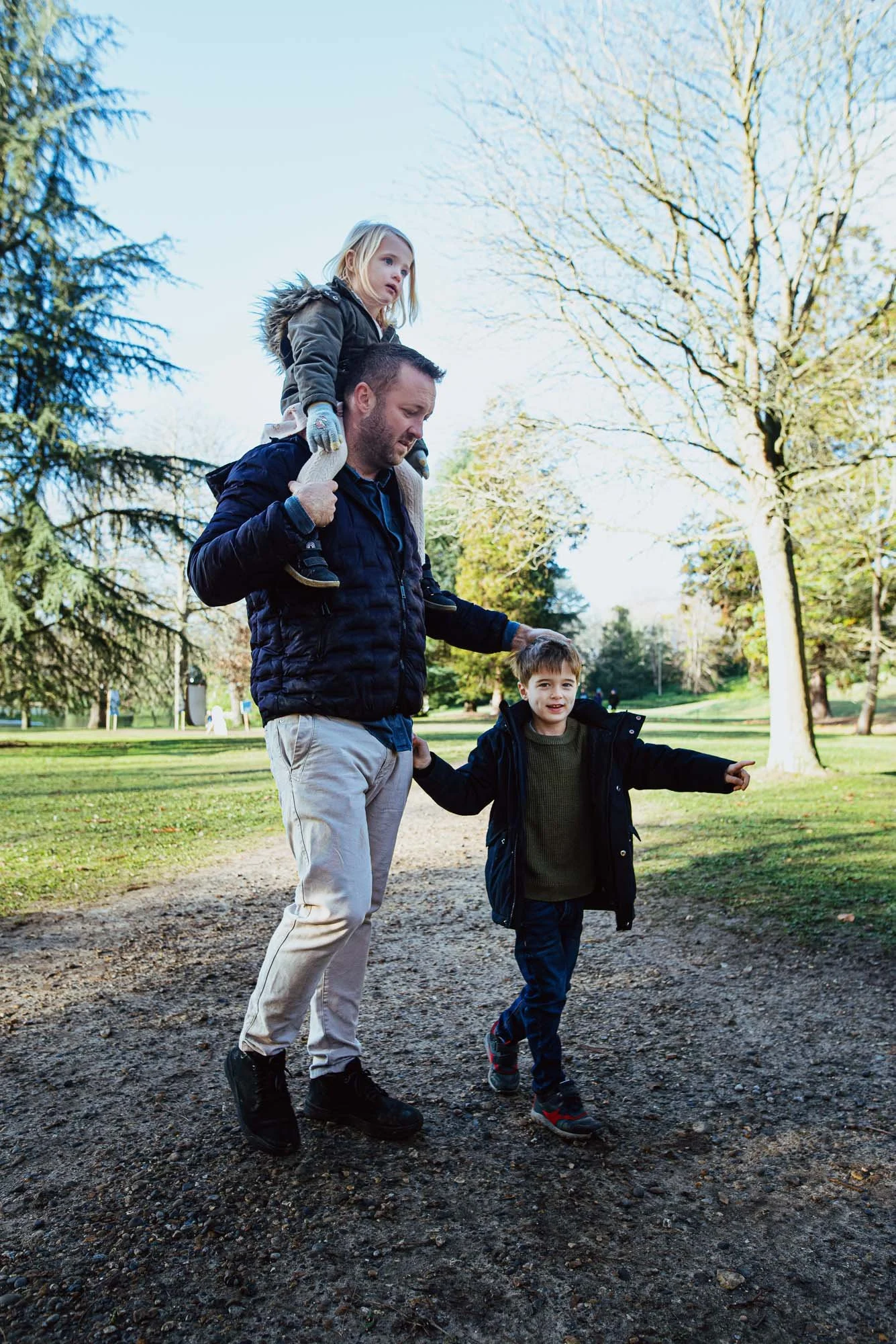 outdoor-family-photoshoot-claremont-gardens-surrey-dad-children-portrait-candid.jpg