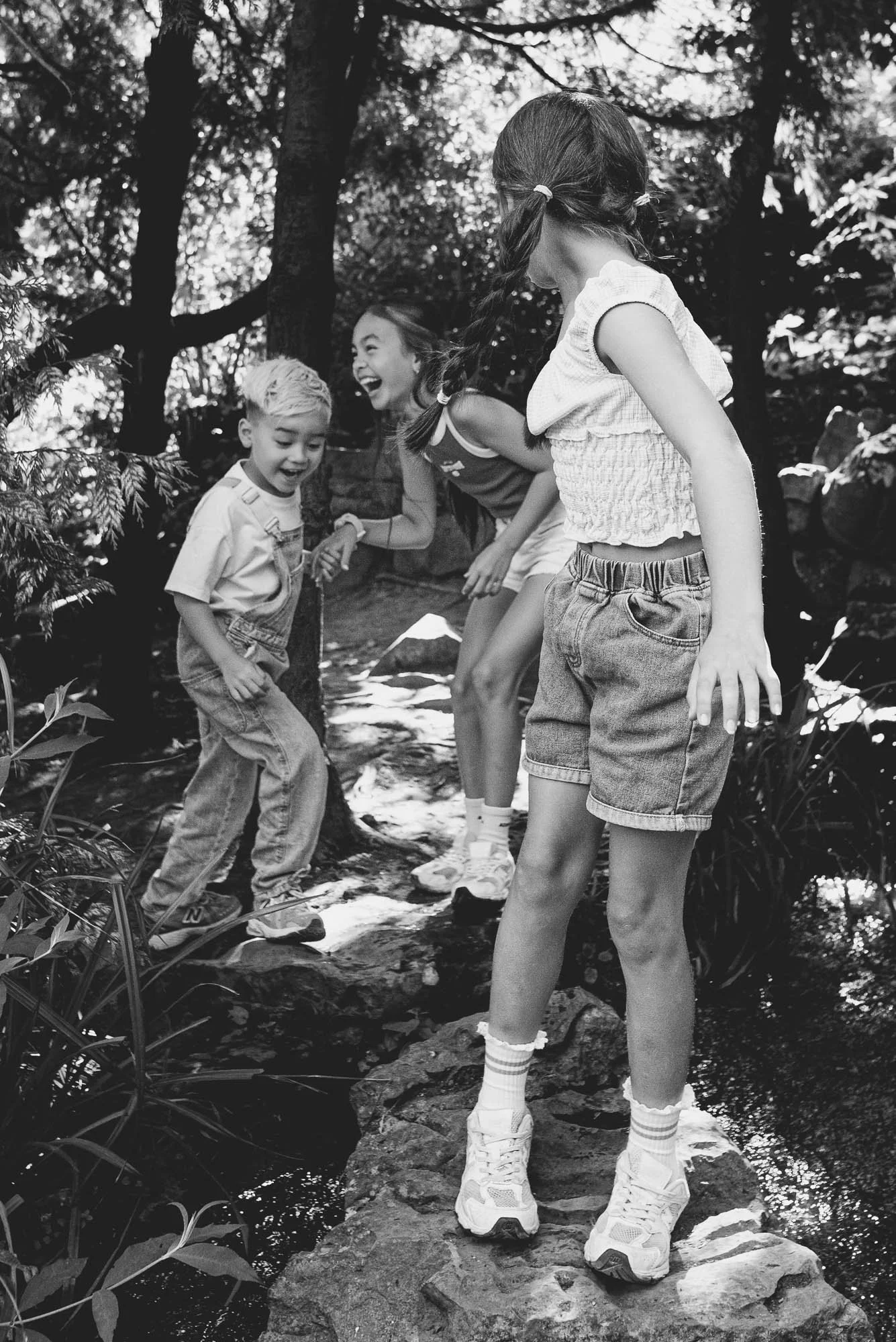 Sussex-family-photographer-unposed-relaxed-portrait-siblings-preston-park-gardens-brighton.jpg