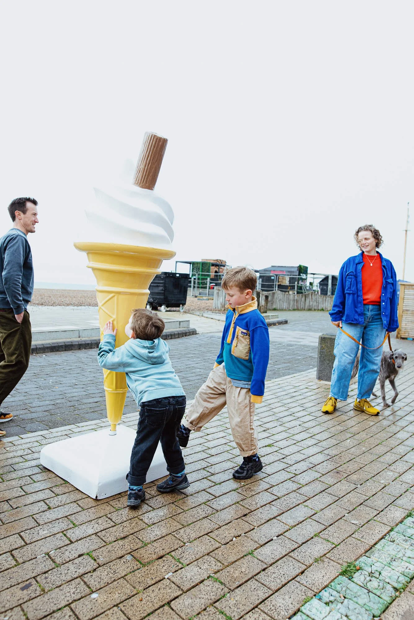 boy-licking-ice-cream-brighton-beach-family-photoshoot-natural-unposed.jpg