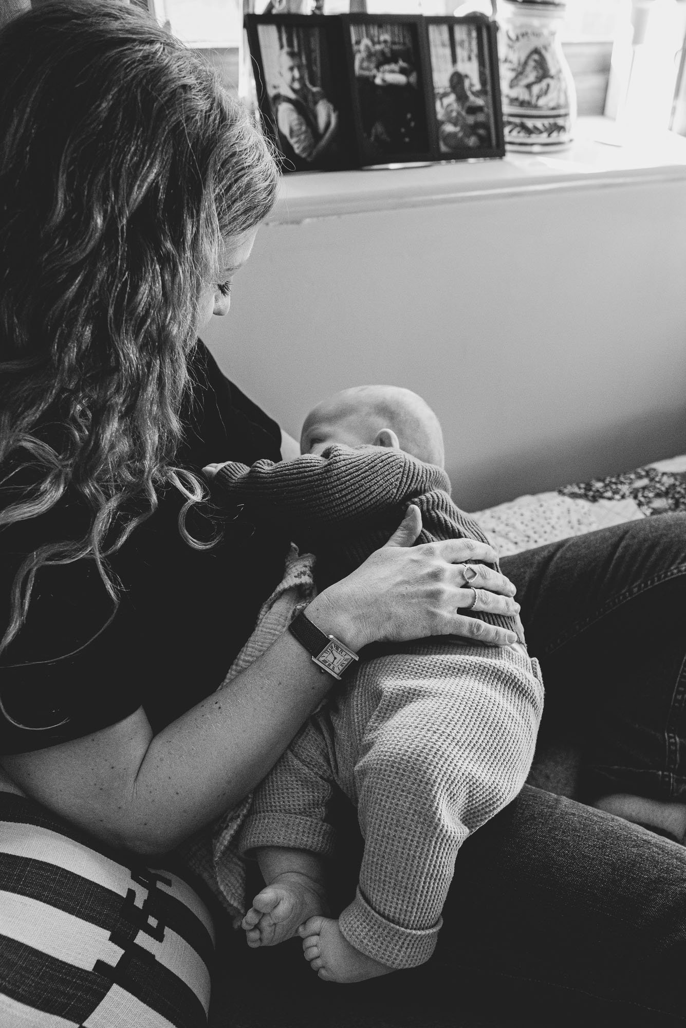 london-documentary-newborn-photoshoot-at-home-natural-lifestyle-award-winning-newborn-photography-london-feeding-mother.jpg