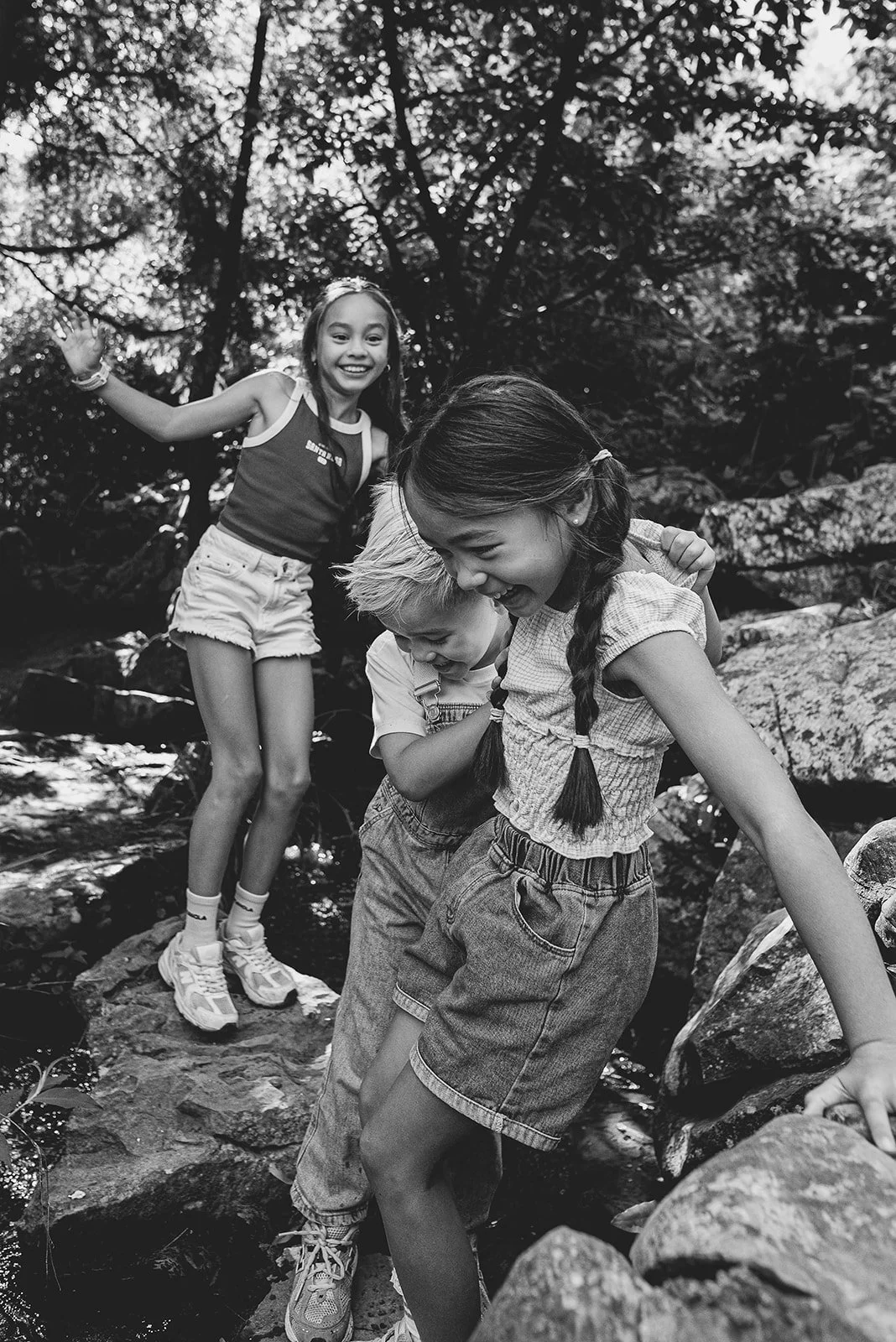 Candid outdoor family photography in Brighton, in Preston Park. Natural children portrait.