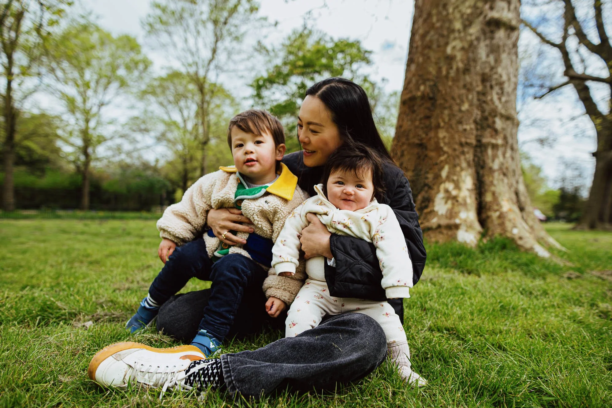 Family photographer Earlsfield SW18, natural outdoor session King George's Park. Portrait of mum and two children.