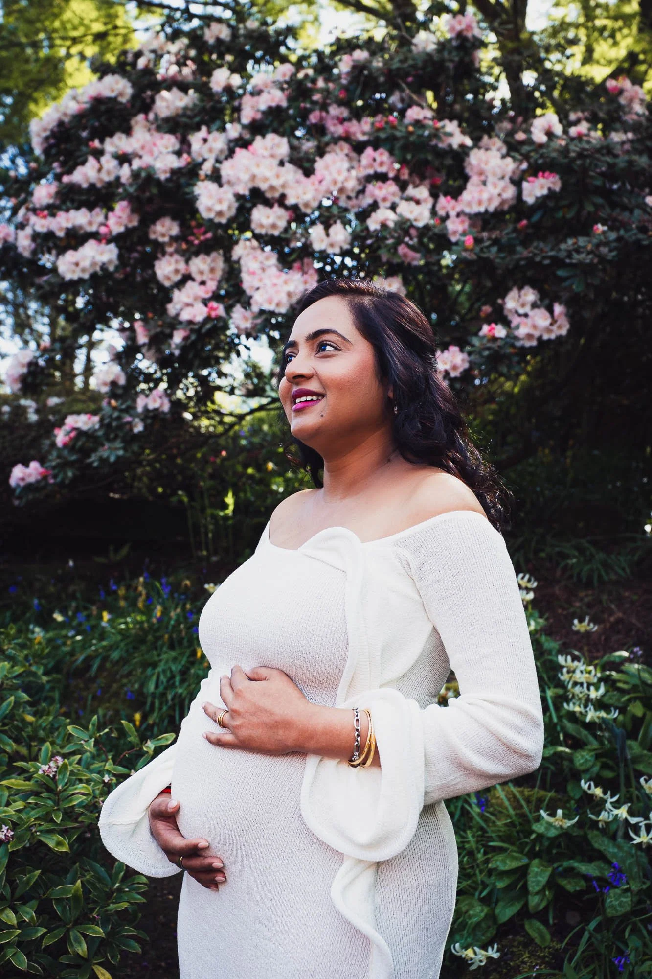 Wimbledon maternity photographer capturing portrait of pregnant woman in park on Spring day, natural, relaxed maternity photography outdoors.